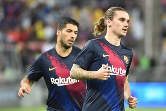 Barcelona's French forward Antoine Griezmann (R) and Barcelona's Uruguayan forward Luis Suarez warm up ahead of the Spanish Super Cup semi final between Barcelona and Atletico Madrid on January 9, 2020, at the King Abdullah Sport City in the Saudi Arabian