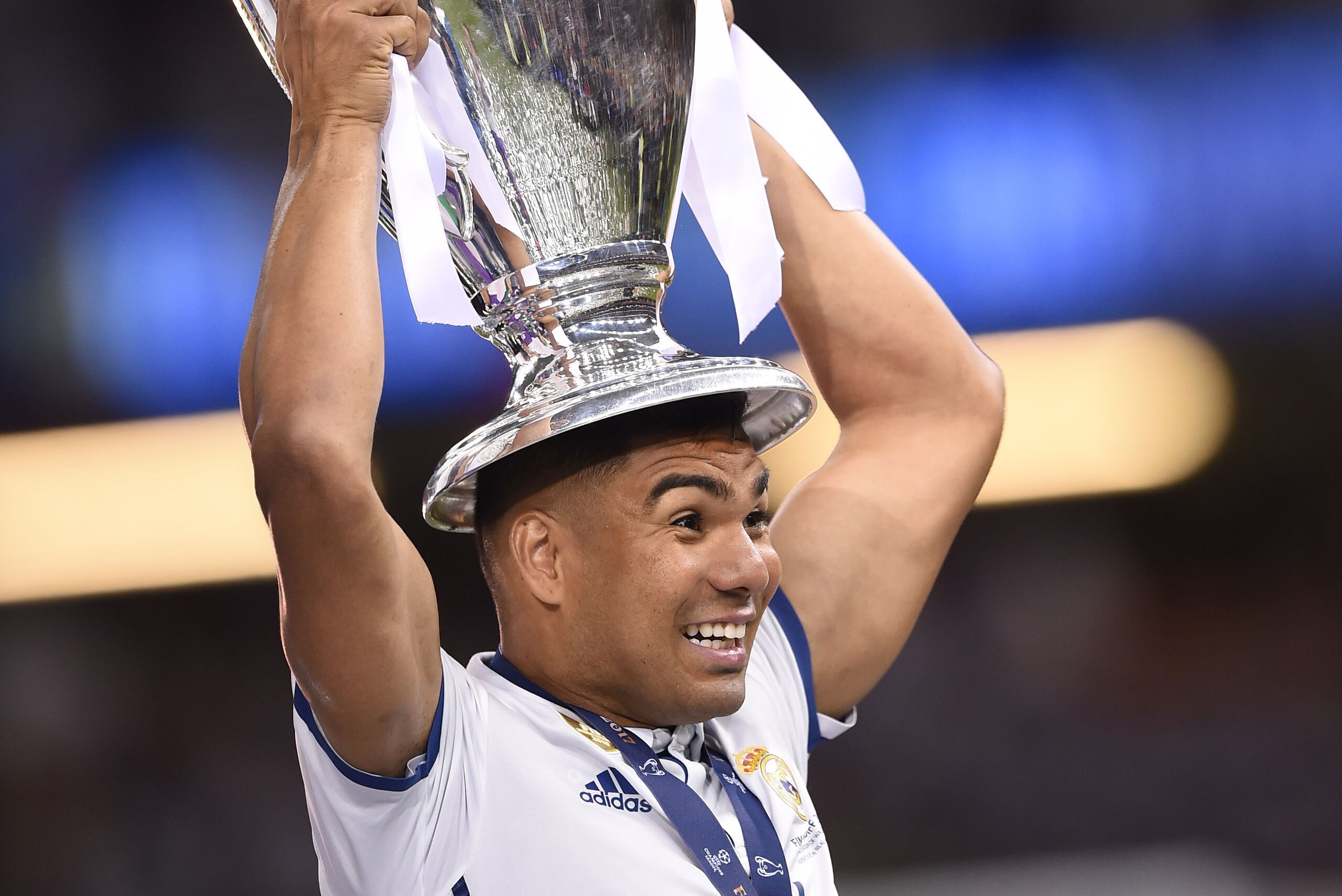 TOPSHOT - Real Madrid's Brazilian midfielder Casemiro lifts the trophy after Real Madrid won the UEFA Champions League final football match between Juventus and Real Madrid at The Principality Stadium in Cardiff, south Wales, on June 3, 2017. / AFP PHOTO 