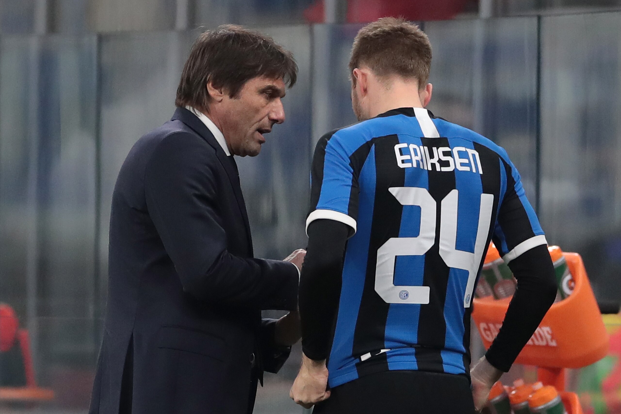 MILAN, ITALY - JANUARY 29:  FC Internazionale coach Antonio Conte speaks with his player Christian Eriksen during the Coppa Italia Quarter Final match between FC Internazionale and ACF Fiorentina at San Siro on January 29, 2020 in Milan, Italy.  (Photo by