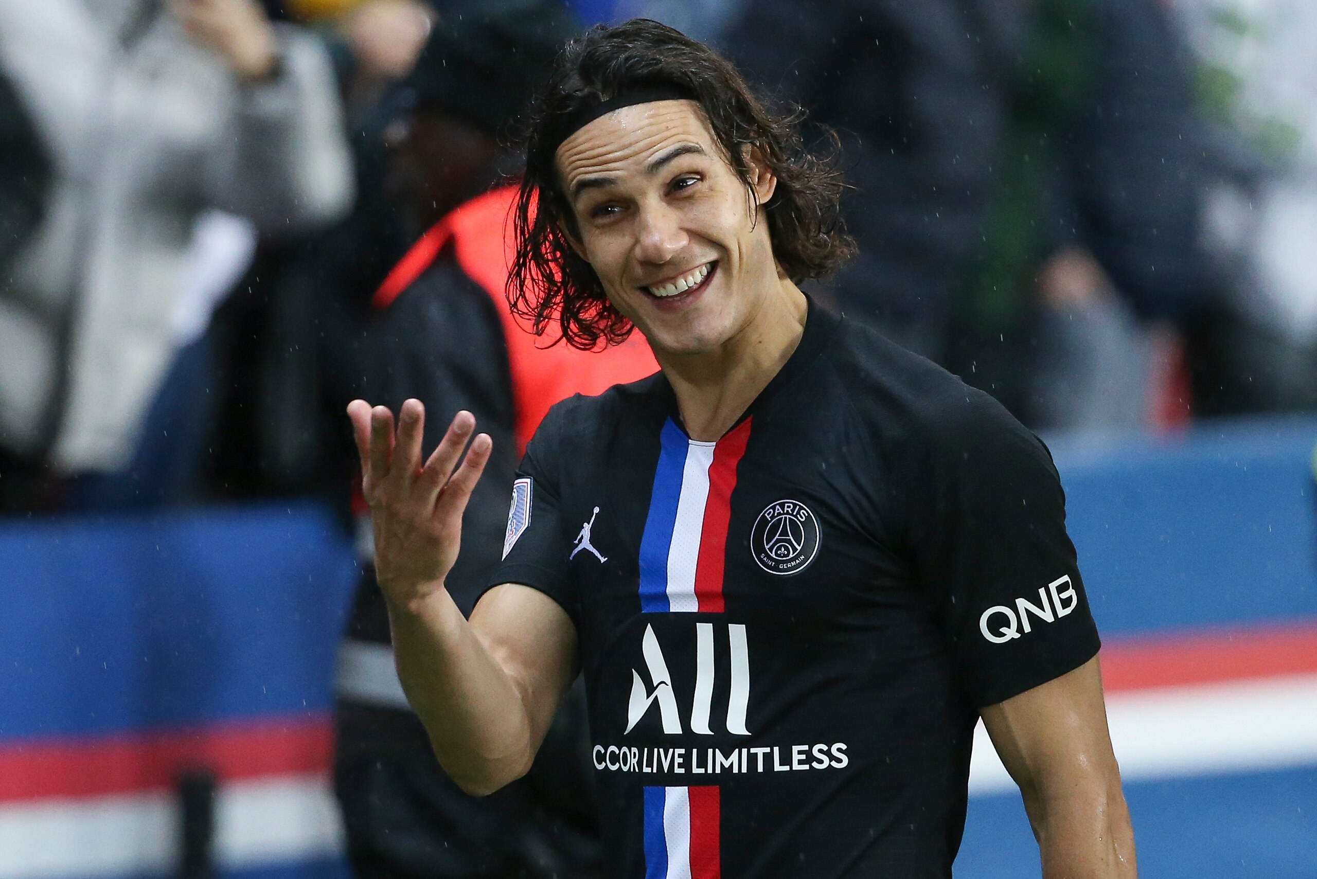 PARIS, FRANCE - FEBRUARY 1: Edinson Cavani of PSG celebrates the victory with the supporters following the Ligue 1 match between Paris Saint-Germain (PSG) and Montpellier Herault SC (MHSC) at Parc des Princes stadium on February 1, 2020 in Paris, France. 