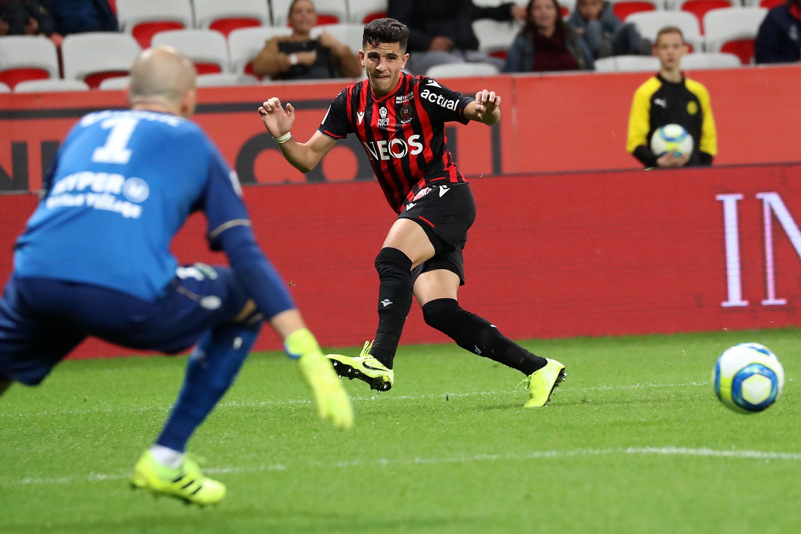 Nice's Algerian defender Youcef Atal kicks the ball during the French L1 football match between OGC Nice and Stade de Reims at the