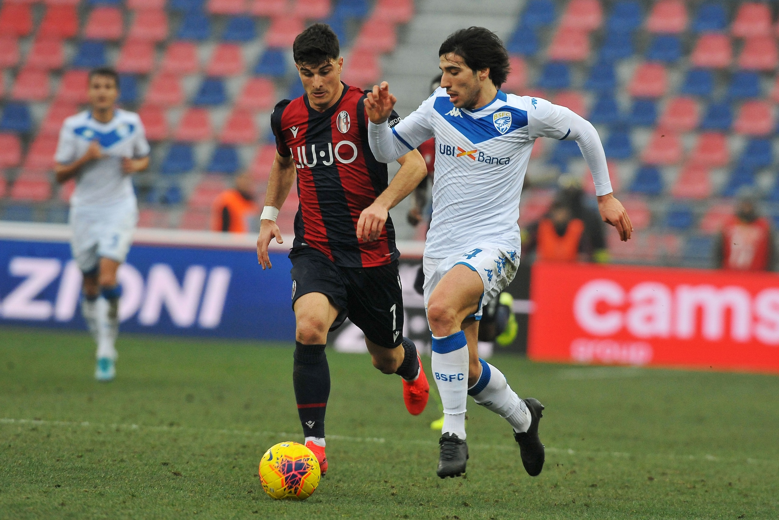 BOLOGNA, ITALY - FEBRUARY 01: Sandro Tonali of Brescia Calcio in action during the Serie A match between Bologna FC and  Brescia Calcio at Stadio Renato Dall'Ara on February 01, 2020 in Bologna, Italy. (Photo by Mario Carlini / Iguana Press/Getty Images)