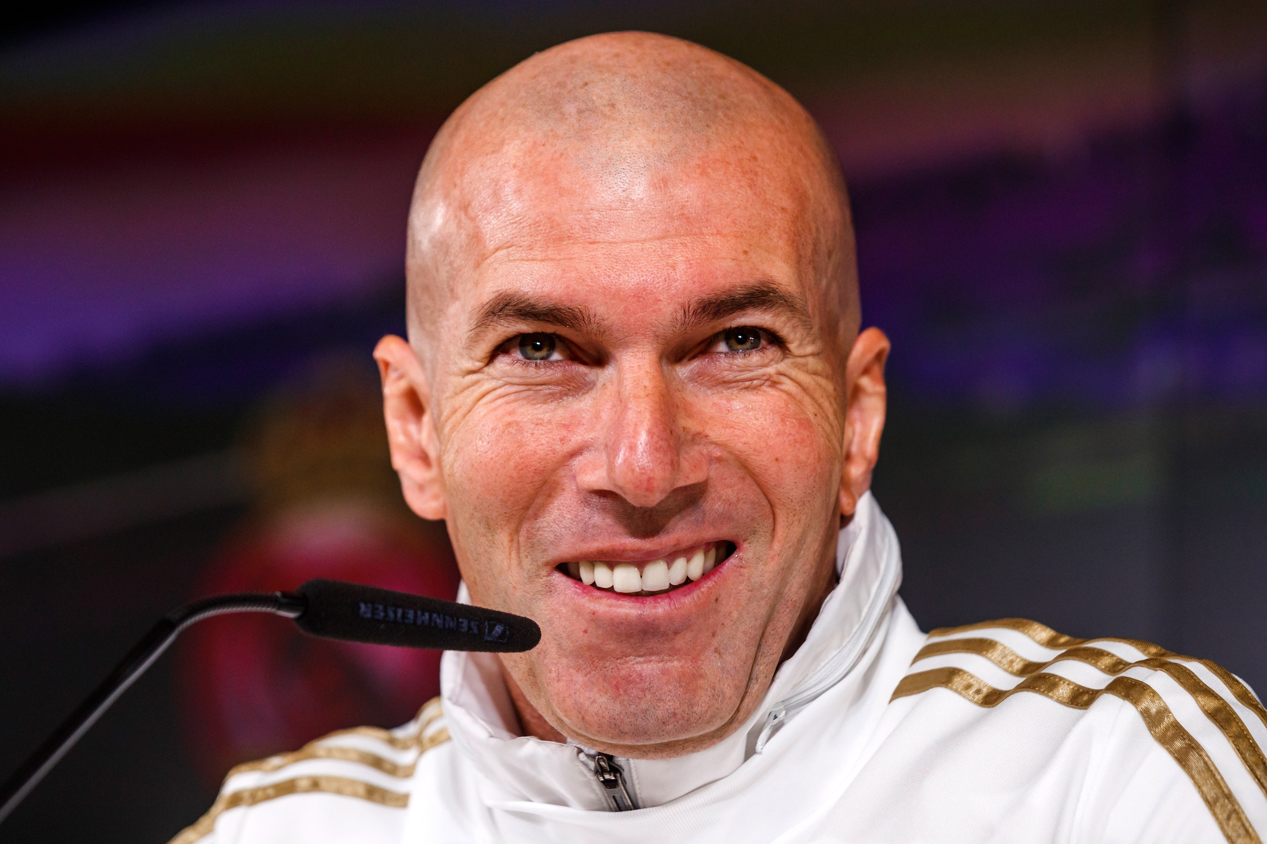 MADRID, SPAIN - JANUARY 21: (BILD ZEITUNG OUT) head coach Zinedine Zidane of Real Madrid smiles during the training session of Real Madrid on January 21, 2019 in Madrid, Spain. (Photo by TF-Images/Getty Images)
