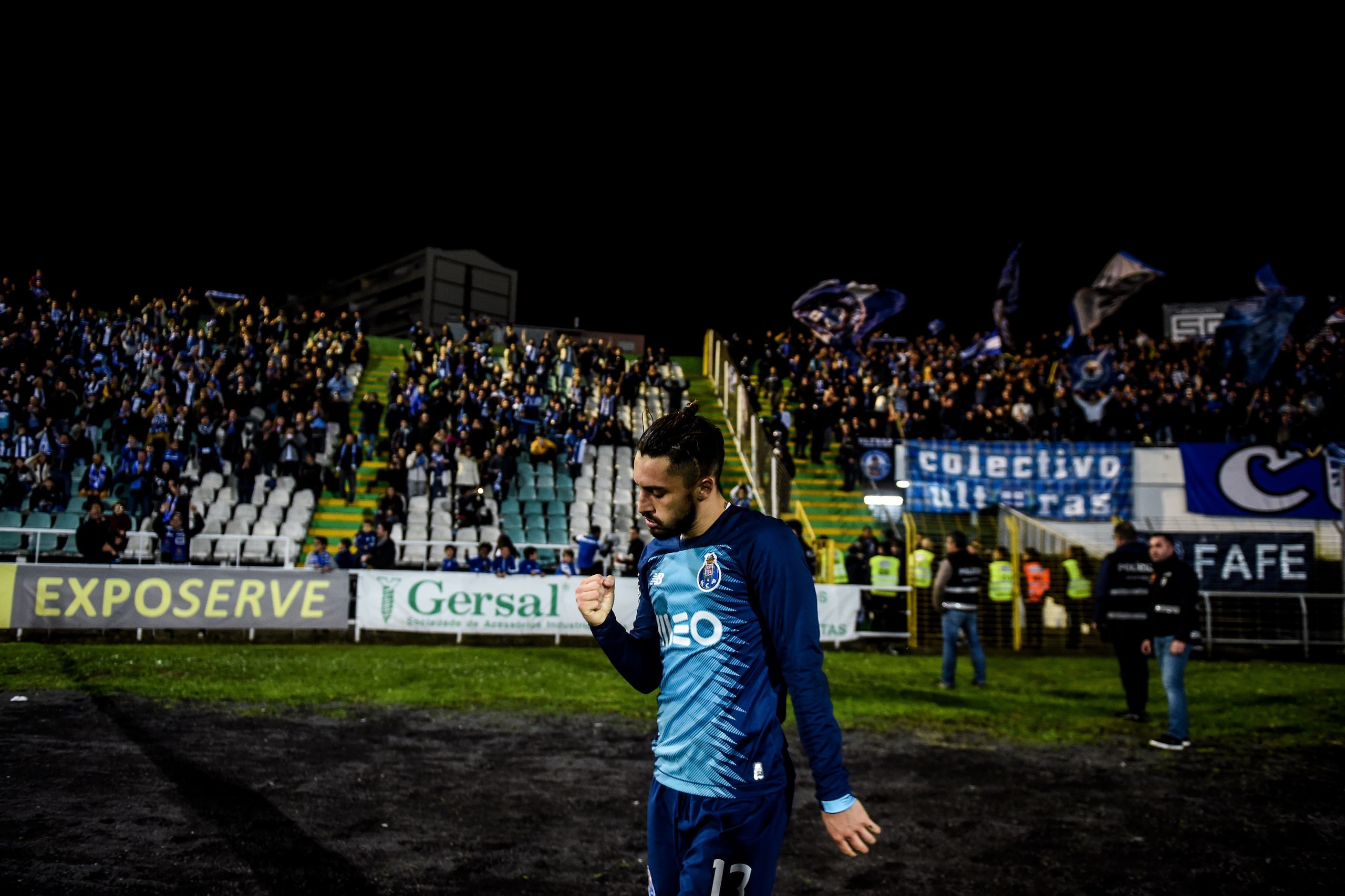 Porto's Brazilian defender Alex Telles celebrates after  
scoring during the Portuguese League football match between Vitoria de Setubal FC at Bonfim stadium in Setubal on February 1, 2020. (Photo by PATRICIA DE MELO MOREIRA / AFP) (Photo by PATRICIA DE M