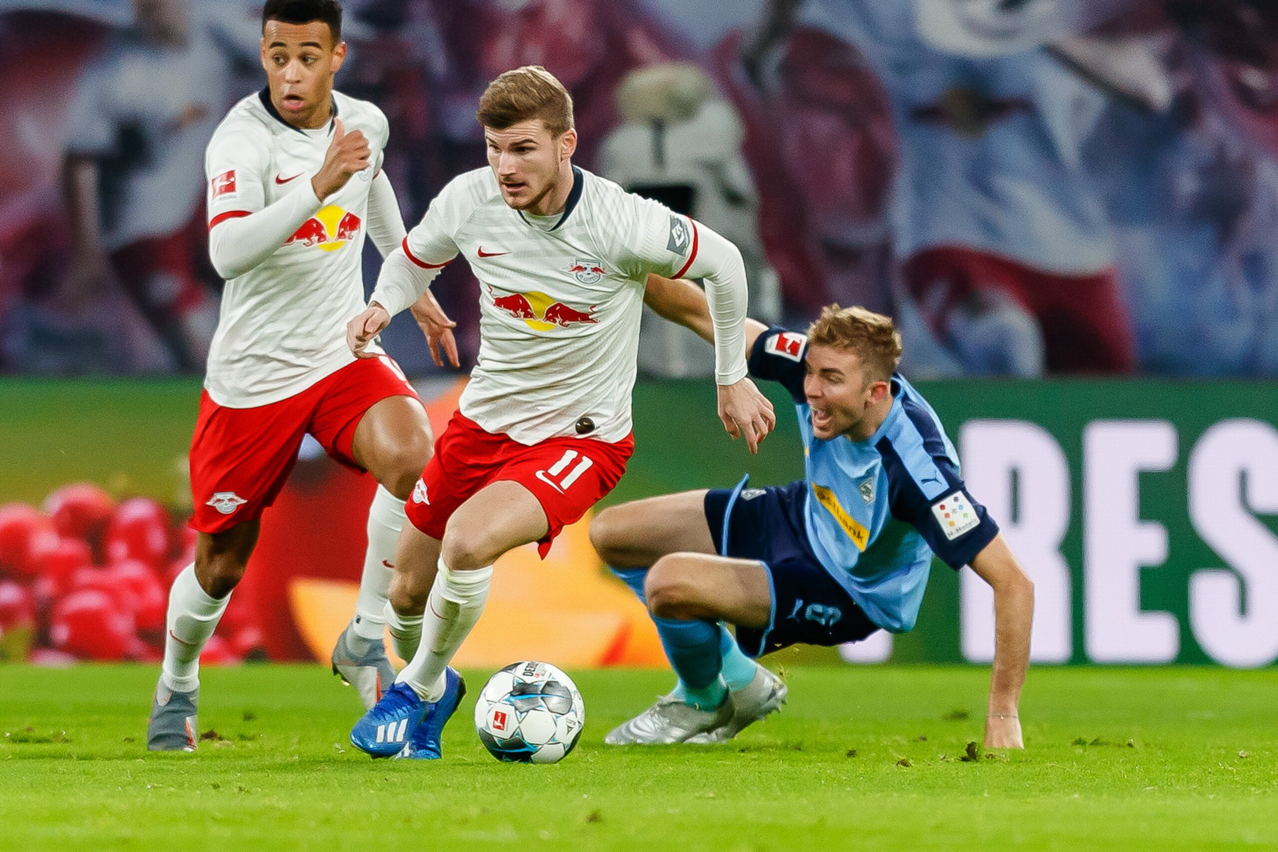 LEIPZIG, GERMANY - FEBRUARY 01: (BILD ZEITUNG OUT) Timo Werner of RB Leipzig and Christoph Kramer of Borussia Moenchengladbach battle for the ball during the Bundesliga match between RB Leipzig and Borussia Moenchengladbach at Red Bull Arena on February 1