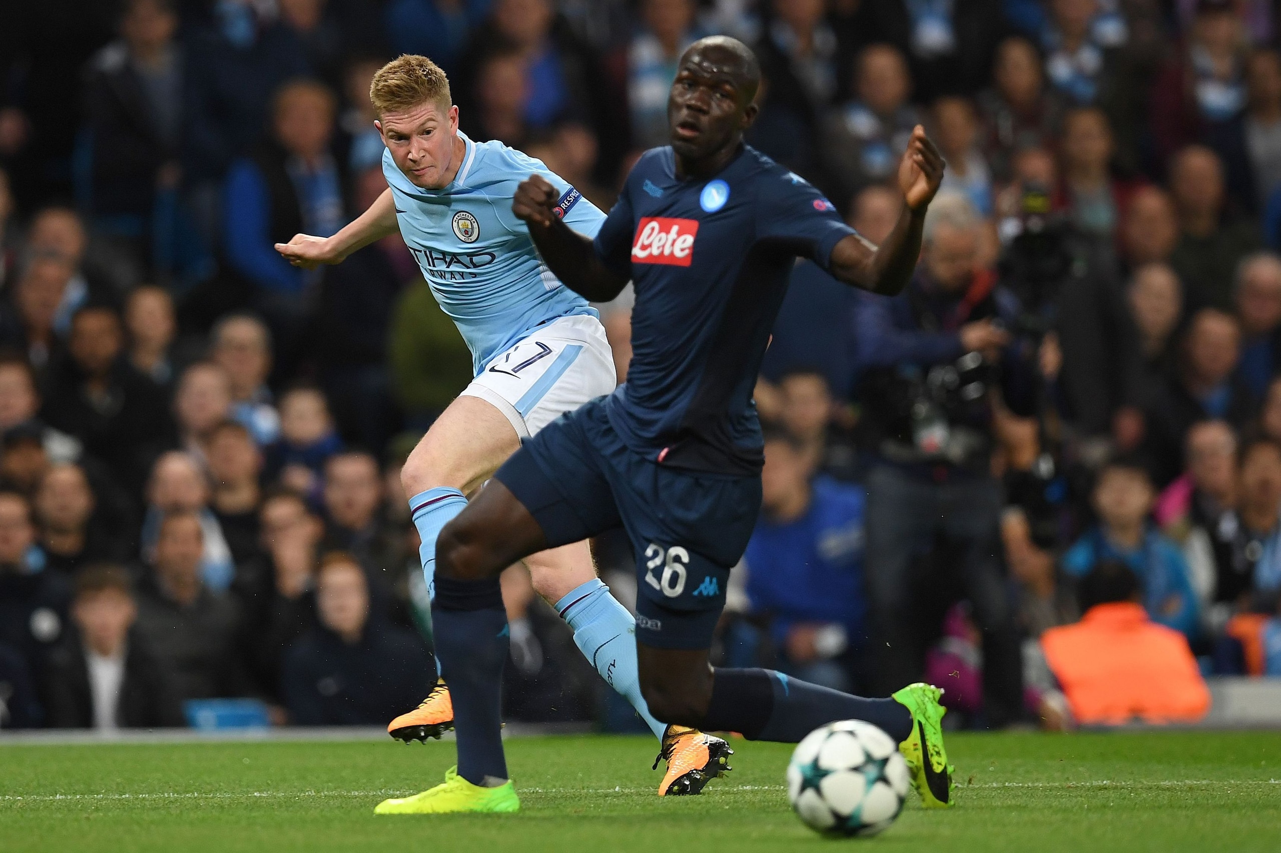 Manchester City's Belgian midfielder Kevin De Bruyne (L) shots past Napoli's French-born Senegalise defender Kalidou Koulibaly during the UEFA Champions League Group F football match between Manchester City and Napoli at the Etihad Stadium in Manchester, 