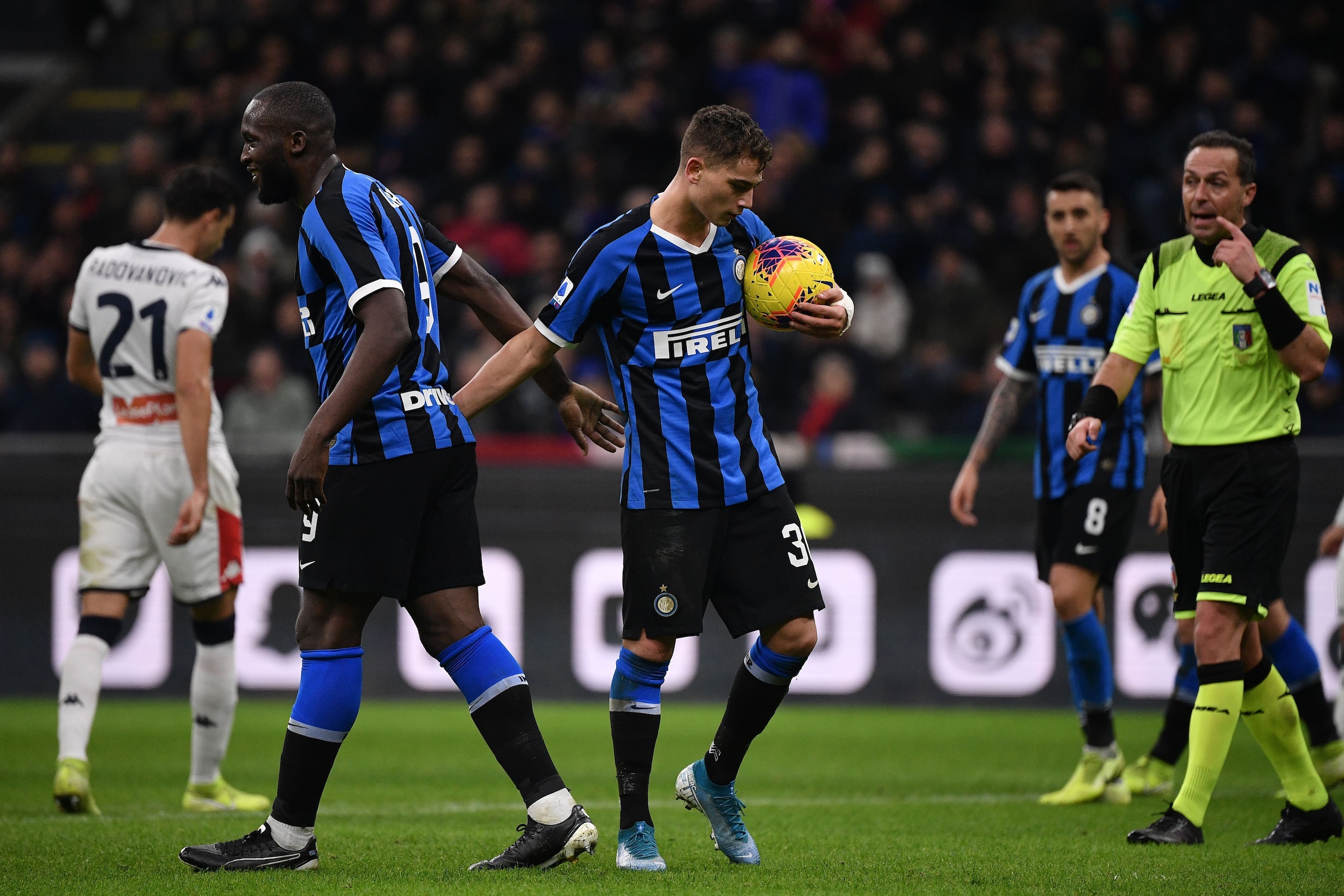 Inter Milan's Belgian forward Romelu Lukaku (2ndL) hands the ball for Inter Milan's Italian forward Sebastiano Esposito (C) to shoot a penalty during the Italian Serie A football match Inter Milan vs Genoa on December 21, 2019 at the San Siro stadium in M