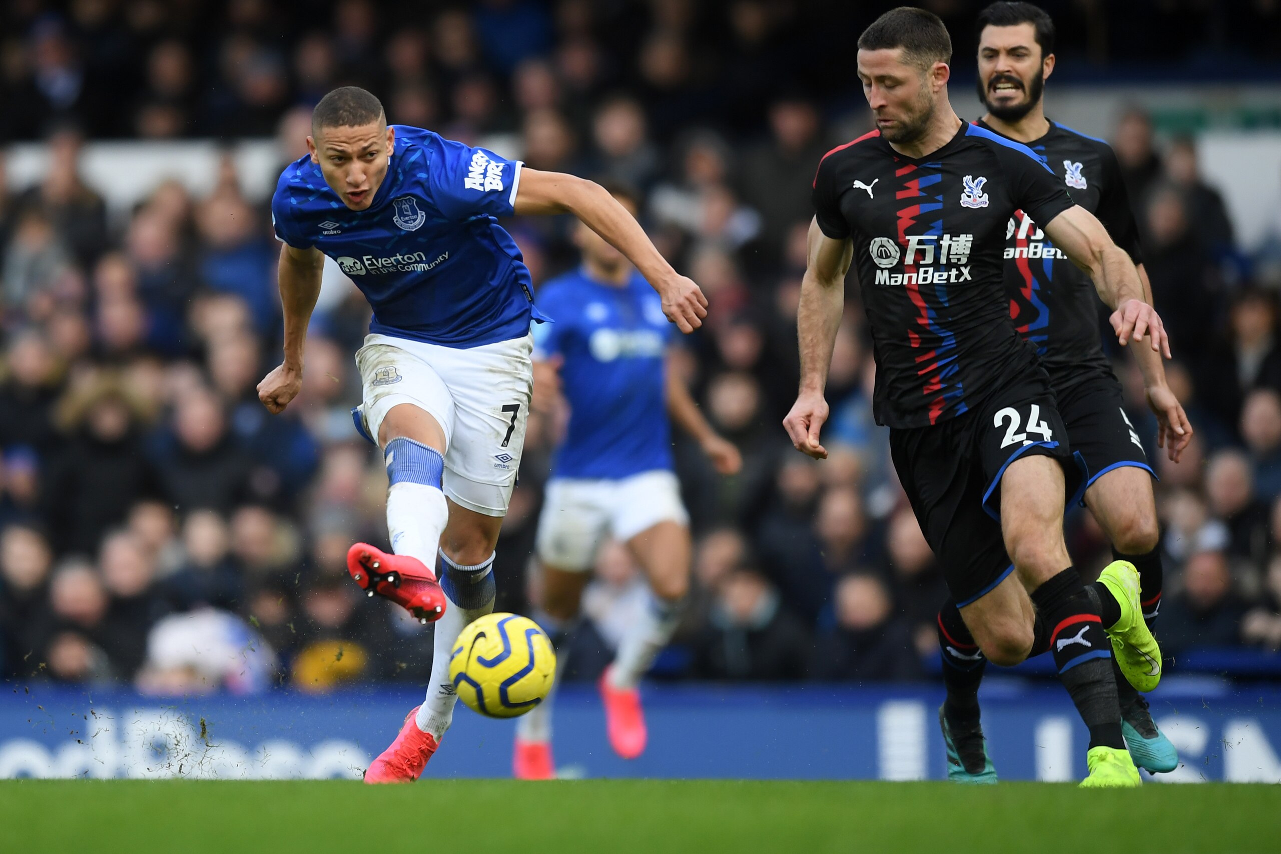 LIVERPOOL, ENGLAND - FEBRUARY 08: Richarlison of Everton scores his team's second goal during the Premier League match between Everton FC and Crystal Palace at Goodison Park on February 08, 2020 in Liverpool, United Kingdom. (Photo by Michael Regan/Getty 