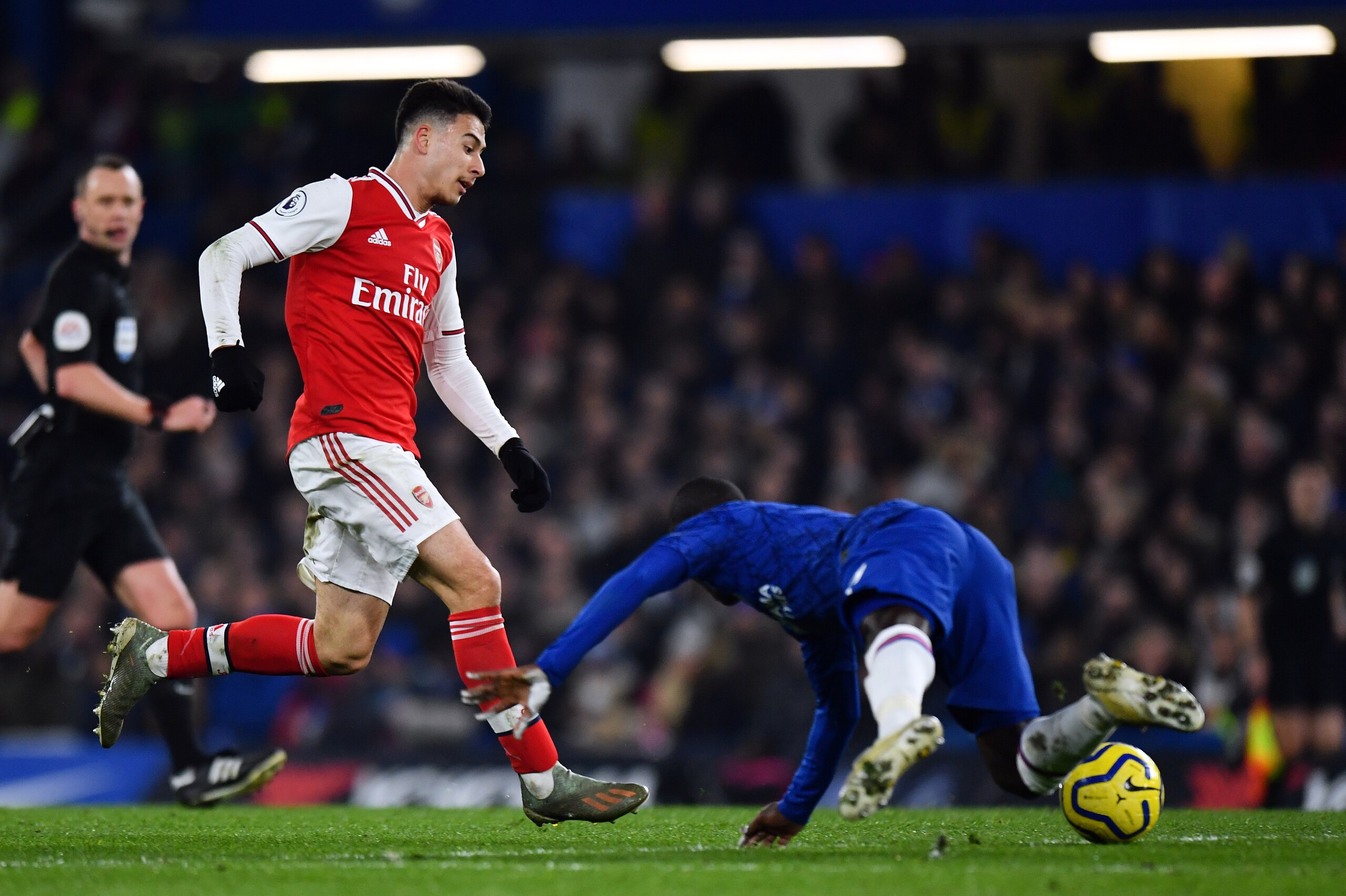 LONDON, ENGLAND - JANUARY 21: Arsenal's Gabriel Martinelli holds off the challenge from Chelsea's Ngolo Kante before going on to score during the Premier League match between Chelsea FC and Arsenal FC at Stamford Bridge on January 21, 2020 in London, Unit