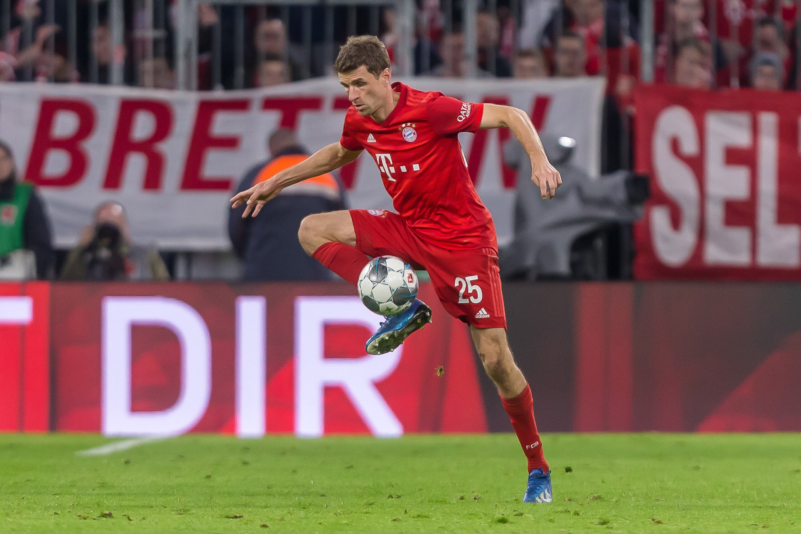 MUNICH, GERMANY - FEBRUARY 09: (BILD ZEITUNG OUT) Thomas Mueller of FC Bayern Muenchen controls the Ball during the Bundesliga match between FC Bayern Muenchen and RB Leipzig at Allianz Arena on February 9, 2020 in Munich, Germany. (Photo by DeFodi Images