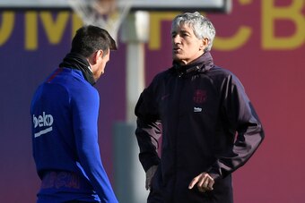 Barcelona's new coach, Spaniard Quique Setien (R), talks with Barcelona's Argentine forward Lionel Messi during a training session at the Joan Gamper Sports City training ground in Sant Joan Despi on January 18, 2020. (Photo by LLUIS GENE / AFP) (Photo by