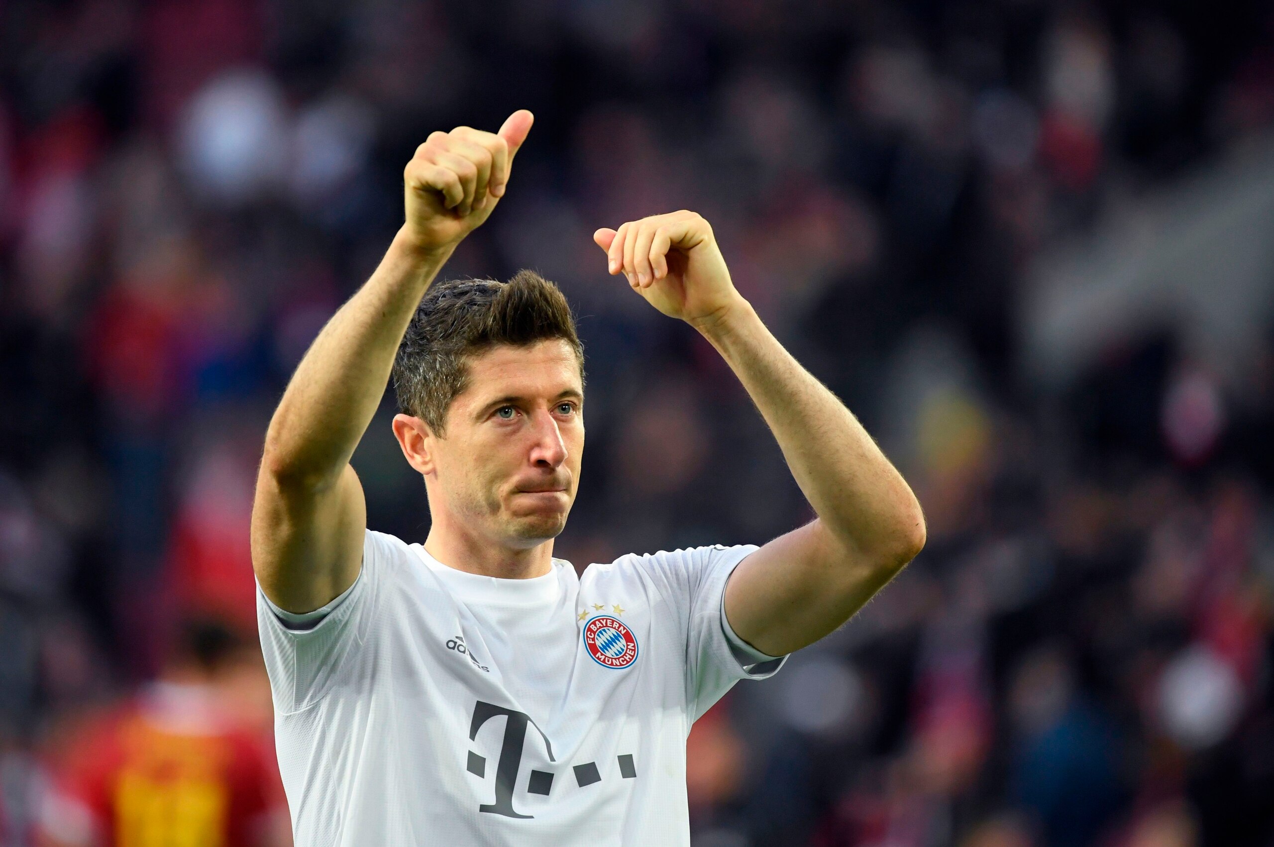 Bayern Munich's Polish forward Robert Lewandowski celebrates victory after the German first division Bundesliga football match 1 FC Cologne v FC Bayern Munich in Cologne, western Germany on February 16, 2020. (Photo by INA FASSBENDER / AFP) / RESTRICTIONS Bayern Munich's Polish forward Robert Lewandowski celebrates victory after the German first division Bundesliga football match 1 FC Cologne v FC Bayern Munich in Cologne, western Germany on February 16, 2020. (Photo by INA FASSBENDER / AFP) / RESTRICTIONS