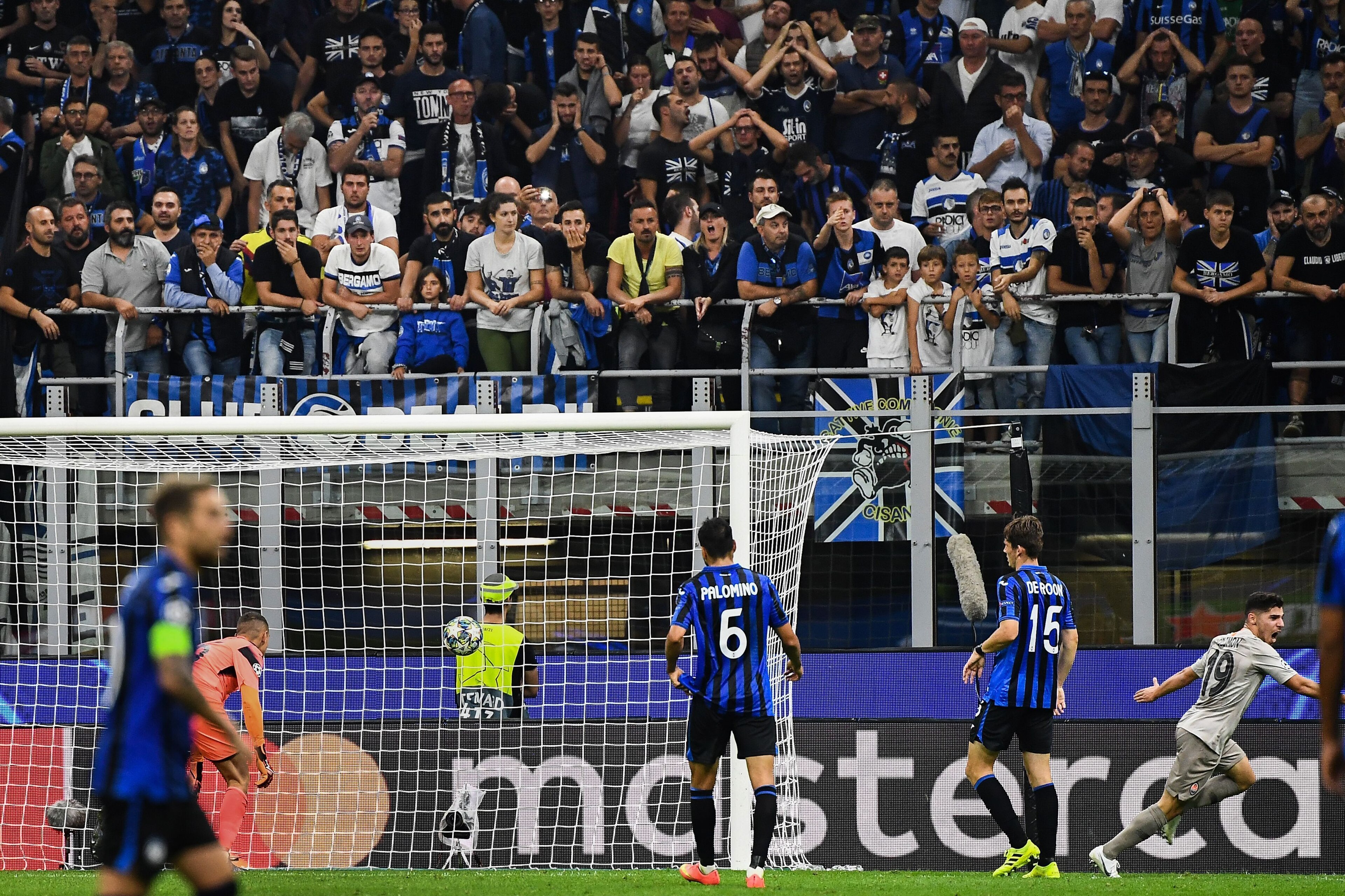 Shakhtar Donetsk's Israeli forward Manor Solomon (Rear R) celebrates after scoring during the UEFA Champions League Group C stage football match Atalanta Bergamo vs Shakhtar Donetsk on October 1, 2019 at San Siro stadium in Milan. (Photo by Vincenzo PINTO