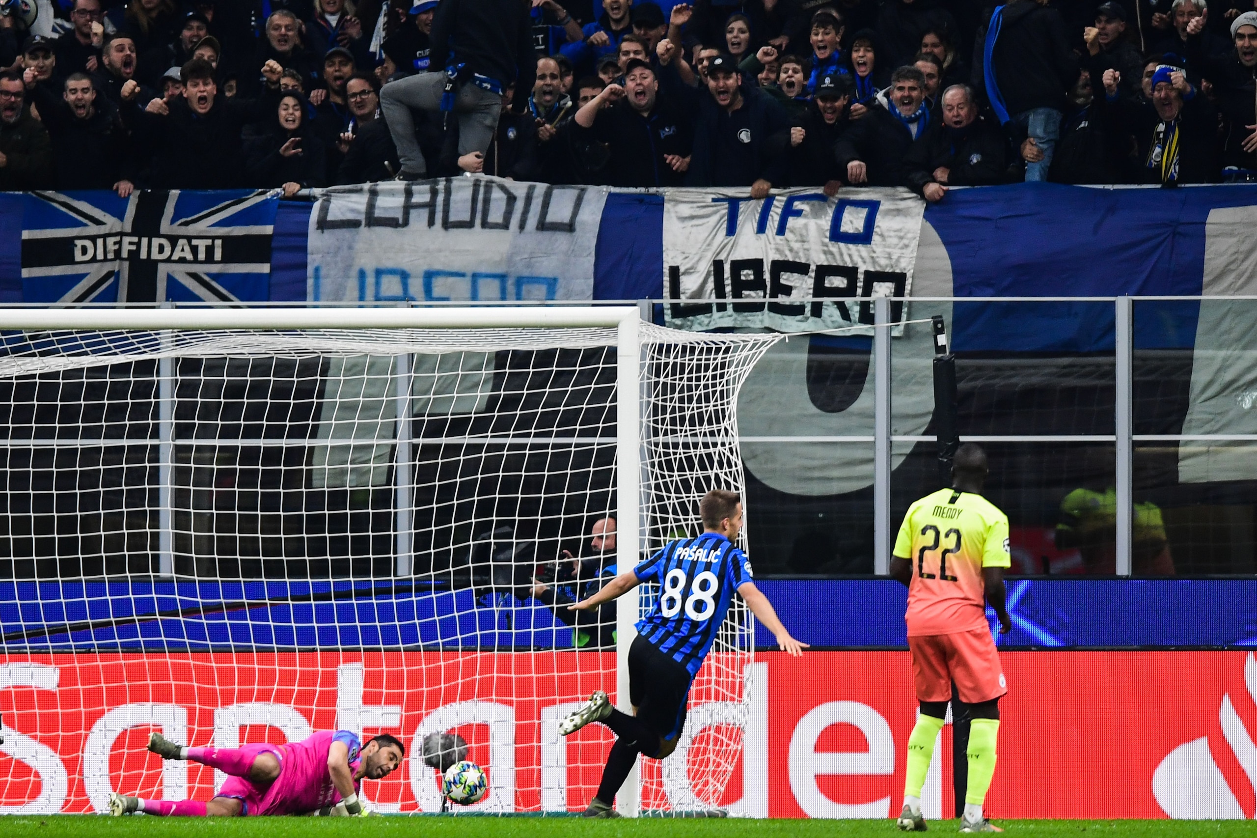 Atalanta's Croatian midfielder Mario Pasalic (R) celebrates after scoring a header past Manchester City's Chilean goalkeeper Claudio Bravo (L) to equalize during the UEFA Champions League Group C football match Atalanta Bergamo vs Manchester City on Novem
