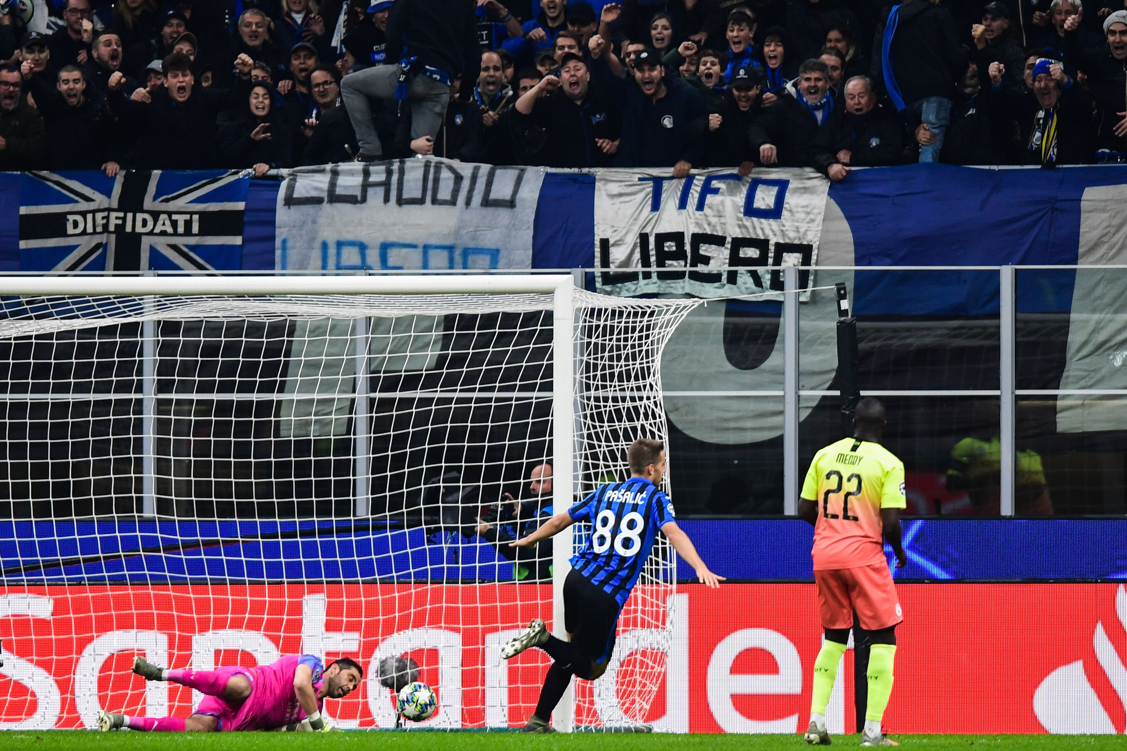 Atalanta's Croatian midfielder Mario Pasalic (R) celebrates after scoring a header past Manchester City's Chilean goalkeeper Claudio Bravo (L) to equalize during the UEFA Champions League Group C football match Atalanta Bergamo vs Manchester City on Novem