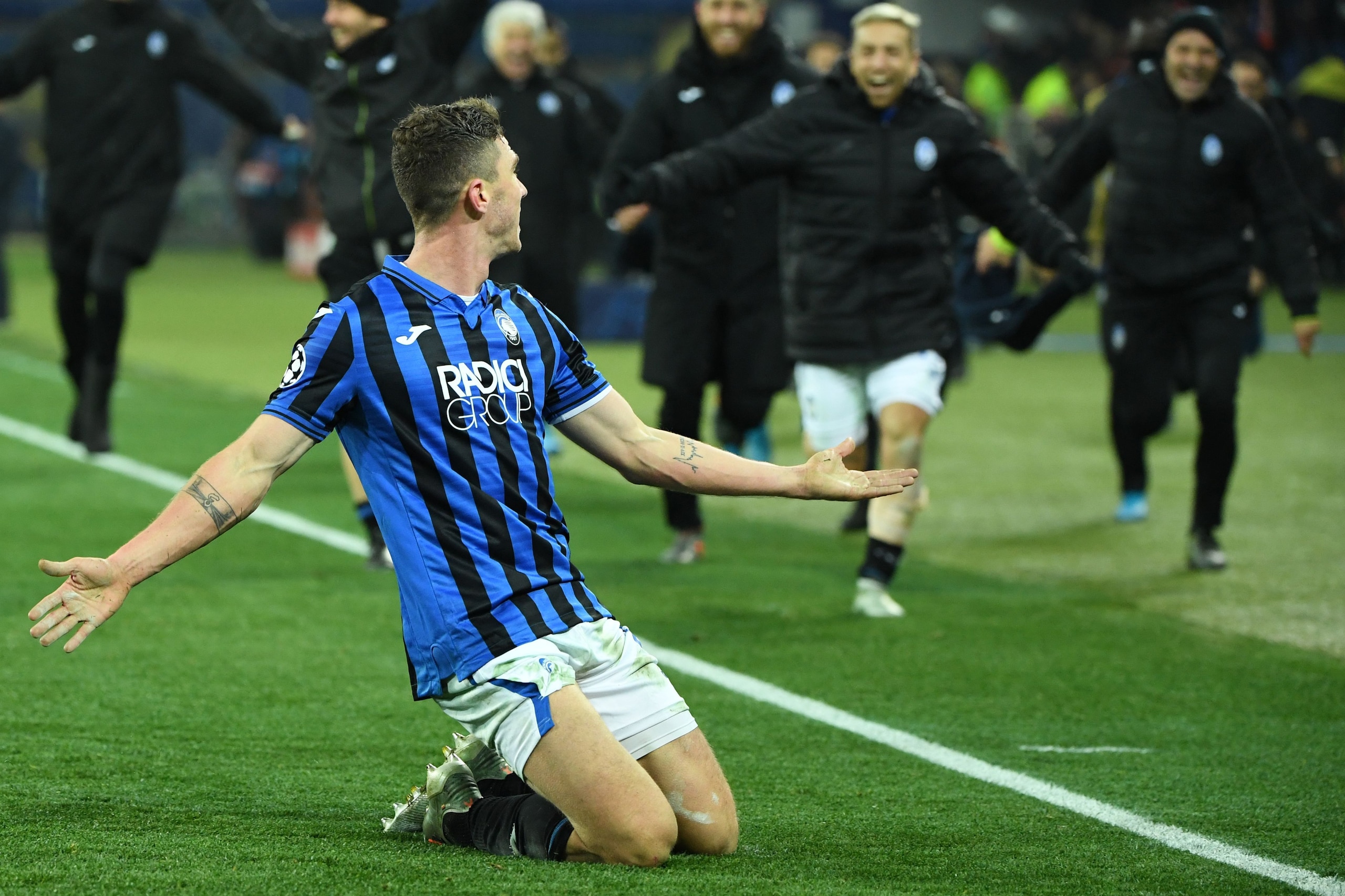 Atalanta's German defender Robin Gosens celebrates after scoring the team's third goal during the UEFA Champions League group C football match between FC Shakhtar Donetsk and Atalanta BC at the Metallist stadium in Kharkiv on December 11, 2019. (Photo by 