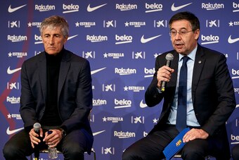 BARCELONA, SPAIN - JANUARY 14: New FC Barcelona head coach Quique Setien with FC Barcelona president Josep Maria Bartomeu during the new coach unveiling at Camp Nou on January 14, 2020 in Barcelona, Spain. (Photo by Quality Sport Images/Getty Images)