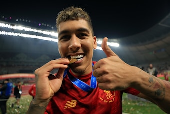 DOHA, QATAR - DECEMBER 21: Roberto Firmino of Liverpool pose with the FIFA Club World Cup Medal following their victory inthe FIFA Club World Cup final match between CR Flamengo and Liverpool FC at Khalifa International Stadium on December 21, 2019 in Doh