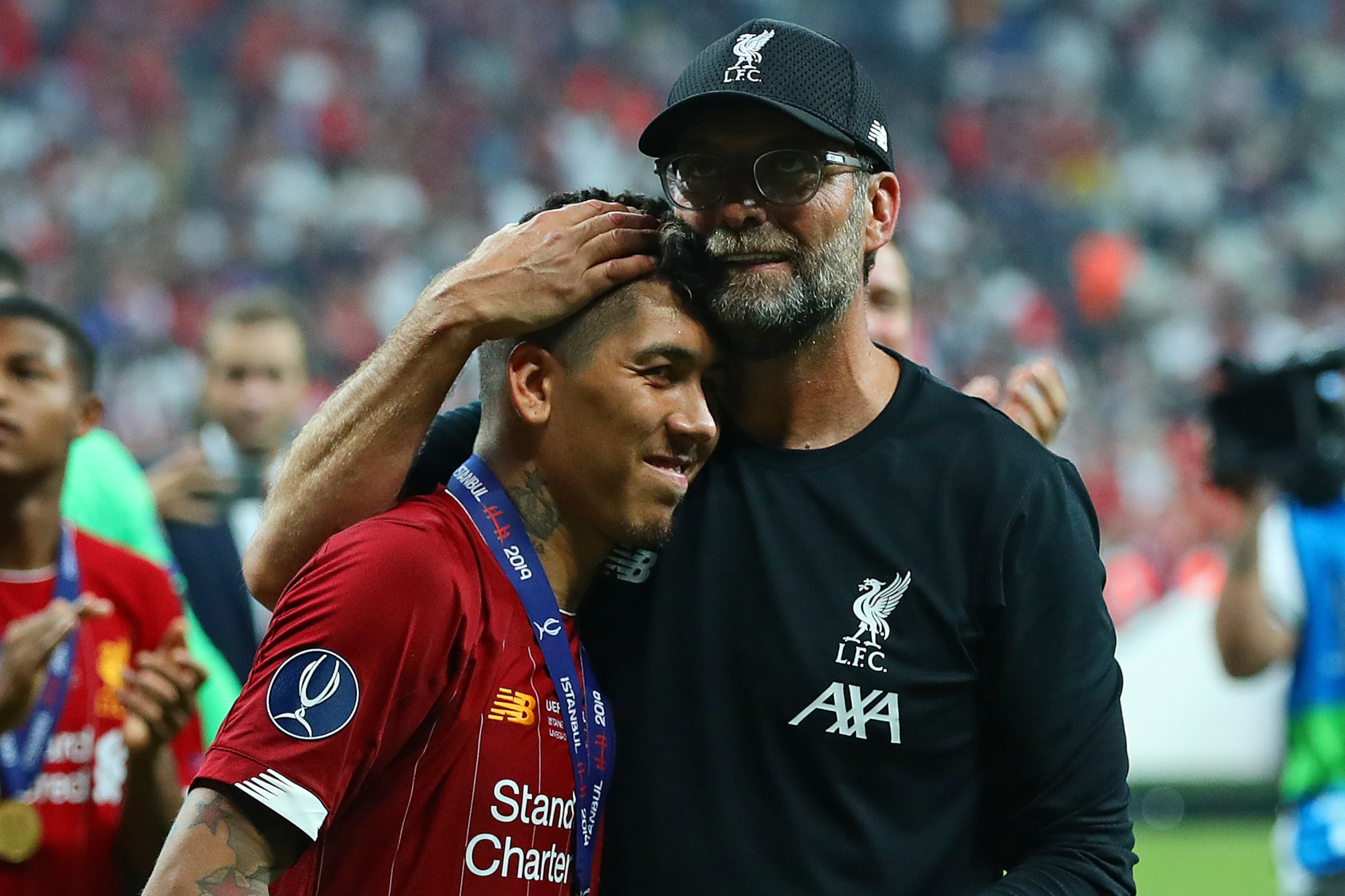 ISTANBUL, TURKEY - AUGUST 14: Liverpool manager Jurgen Klopp embraces Roberto Firmino following the UEFA Super Cup match between Liverpool and Chelsea at Vodafone Park on August 14, 2019 in Istanbul, Turkey. (Photo by Chris Brunskill/Fantasista/Getty Imag