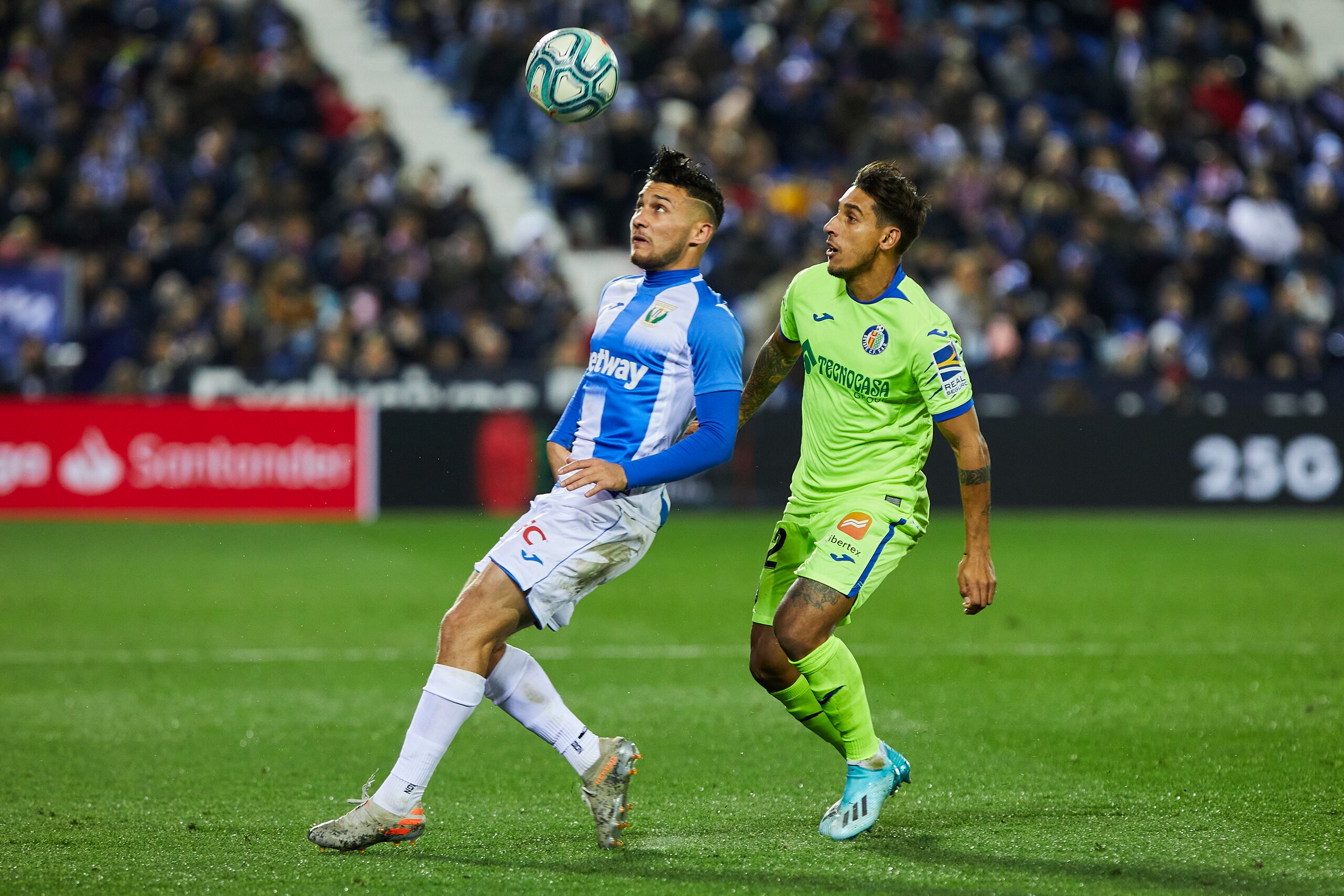 LEGANES, SPAIN - JANUARY 17: Oscar Rodriguez of CD Leganes and Damian Suarez of Getafe FC during the Liga match between CD Leganes and Getafe CF at Estadio Municipal de Butarque on January 17, 2020 in Leganes, Spain. (Photo by Perez Meca/MB Media/Getty Im