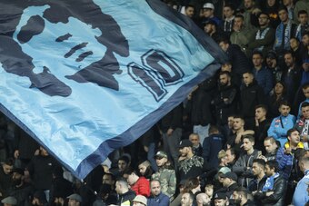 Napoli's supporters deploy a giant flag showing Argentinian football star Diego Maradona the UEFA Champions League football match Napoli vs Manchester City on November 1, 2017 at the San Paolo stadium in Naples.  / AFP PHOTO / Carlo Hermann        (Photo 