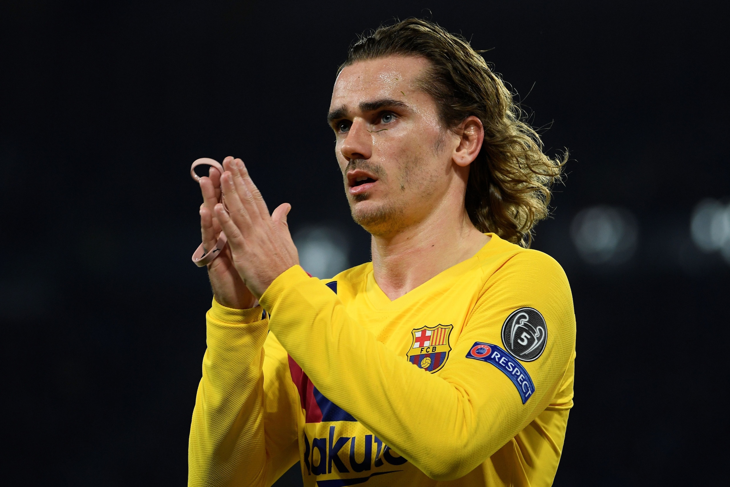 Barcelona's French forward Antoine Griezmann reacts  during the UEFA Champions League round of 16 first-leg football match between SSC Napoli and FC Barcelona at the San Paolo Stadium in Naples on February 25, 2020. (Photo by Filippo MONTEFORTE / AFP) (Ph