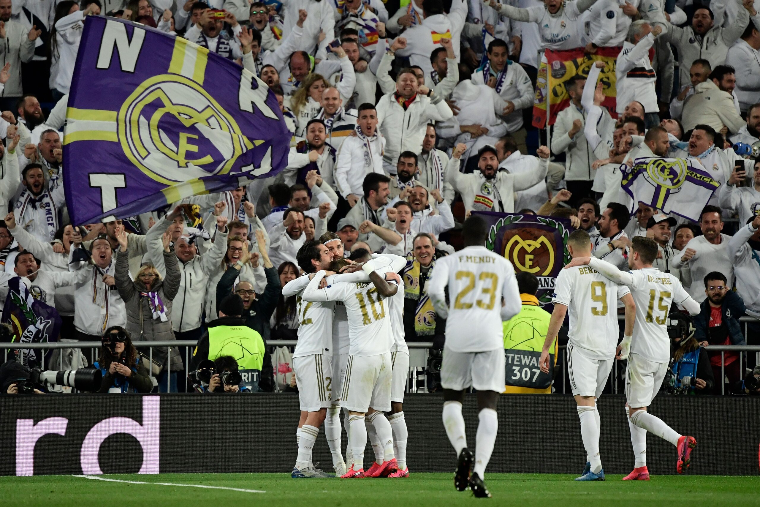 Real Madrid's Spanish midfielder Isco (L) celebrates his goal with teammates during the UEFA Champions League round of 16 first-leg football match between Real Madrid CF and Manchester City at the Santiago Bernabeu stadium in Madrid on February 26, 2020. 