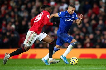 MANCHESTER, ENGLAND - DECEMBER 15: Richarlison of Everton is challenged by Aaron Wan-Bissaka of Manchester United during the Premier League match between Manchester United and Everton FC at Old Trafford on December 15, 2019 in Manchester, United Kingdom. 