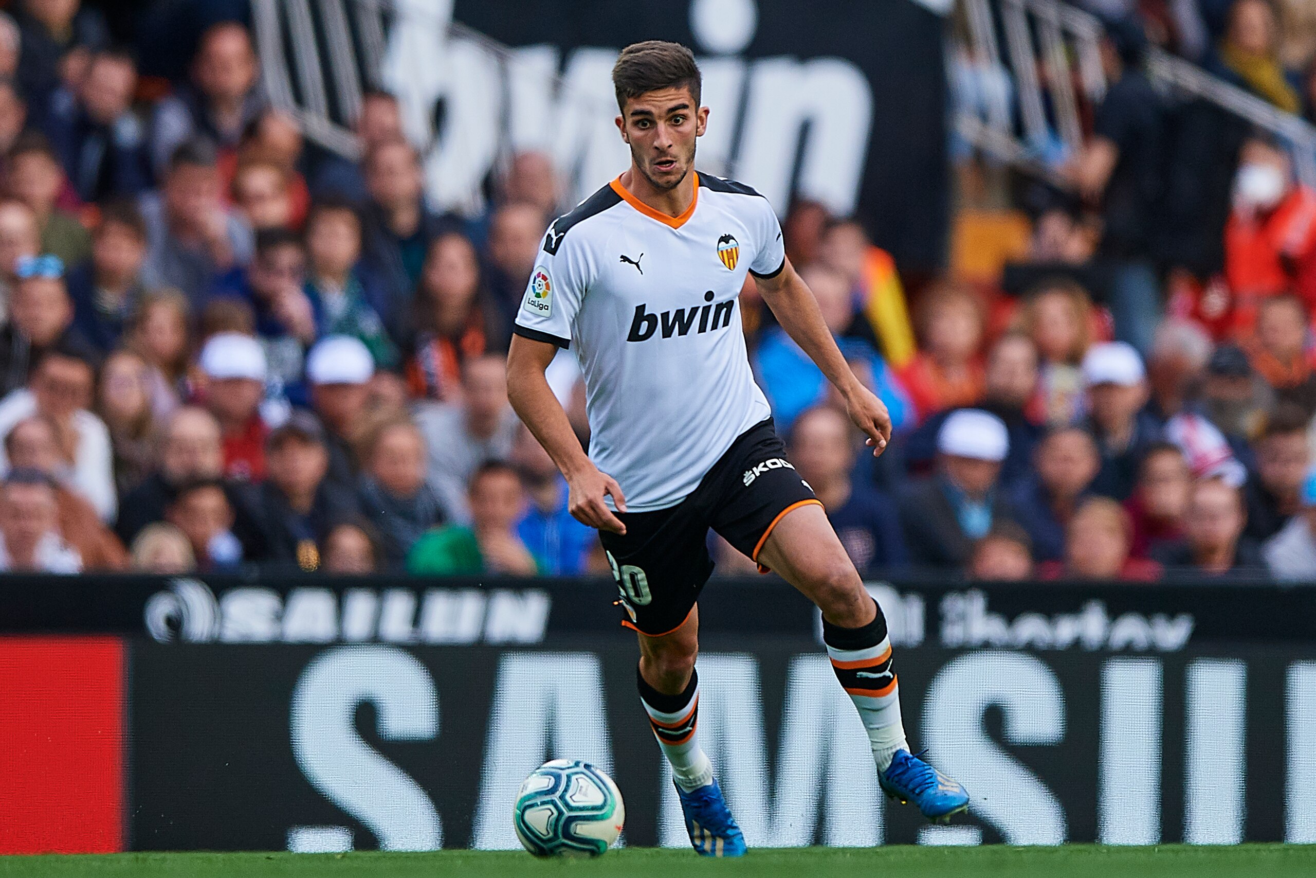 VALENCIA, SPAIN - FEBRUARY 29: Ferran Torres of Valencia CF in action during the Liga match between Valencia CF and Real Betis Balompie at Estadio Mestalla on February 29, 2020 in Valencia, Spain. (Photo by Silvestre Szpylma/Quality Sport Images/Getty Ima VALENCIA, SPAIN - FEBRUARY 29: Ferran Torres of Valencia CF in action during the Liga match between Valencia CF and Real Betis Balompie at Estadio Mestalla on February 29, 2020 in Valencia, Spain. (Photo by Silvestre Szpylma/Quality Sport Images/Getty Ima