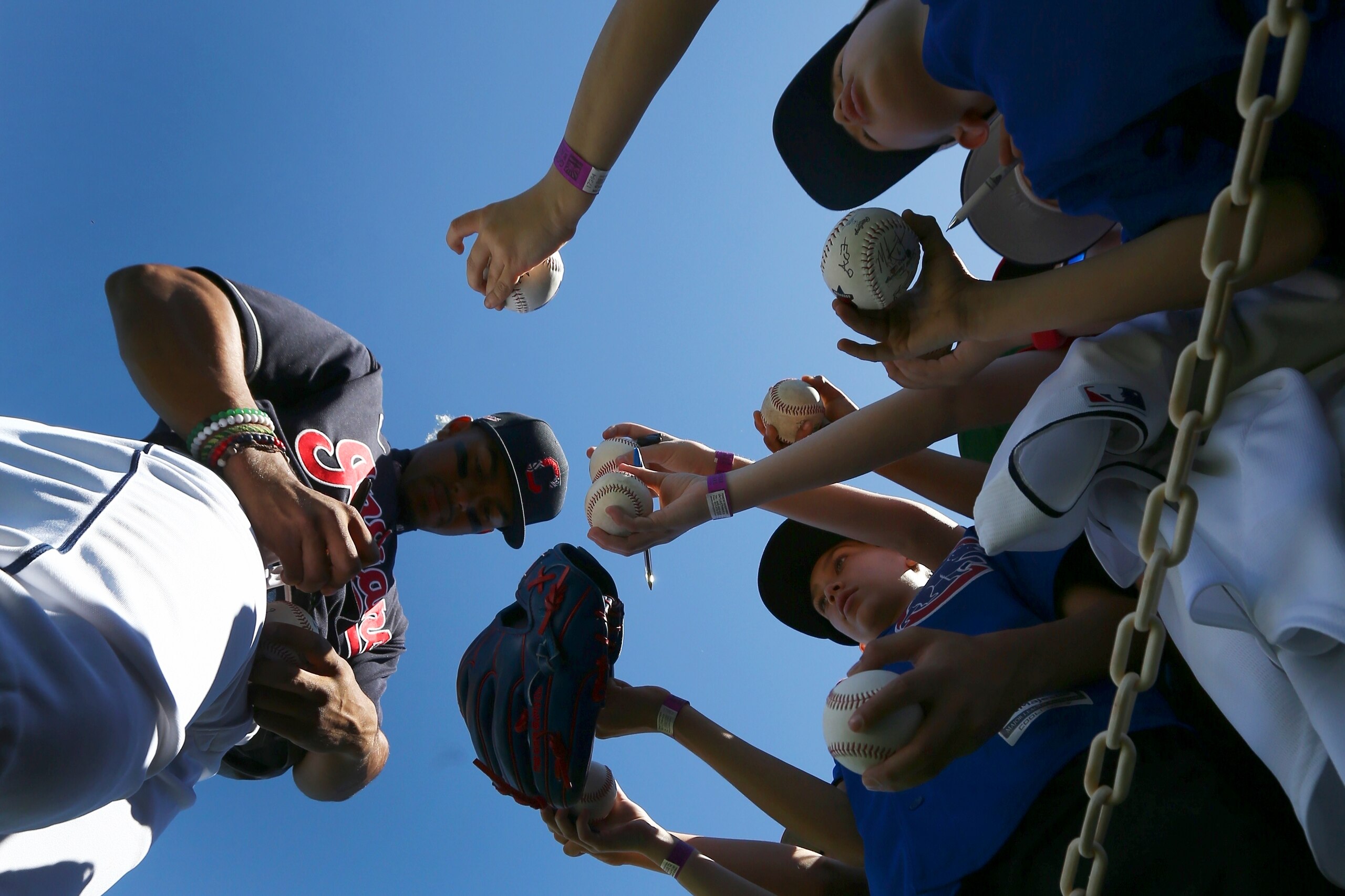 The spread of the coronavirus has prompted Major League Baseball to impose provisions that call for a greater physical distance between players and those outside the team. The spread of the coronavirus has prompted Major League Baseball to impose provisions that call for a greater physical distance between players and those outside the team.