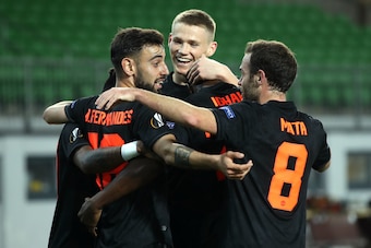 LINZ, AUSTRIA - MARCH 12: (FREE FOR EDITORIAL USE) In this handout image provided by UEFA, Odion Ighalo of Manchester United celebrates with Fred, Bruno Fernandes, Brandon Williams and Juan Mata after scoring his team's first goal during the UEFA Europa L