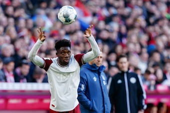MUNICH, GERMANY - MARCH 08: (BILD ZEITUNG OUT) Alphonso Davies of Bayern Muenchen throw-in during the Bundesliga match between FC Bayern Muenchen and FC Augsburg at Allianz Arena on March 8, 2020 in Munich, Germany. (Photo by Roland Krivec/DeFodi Images v