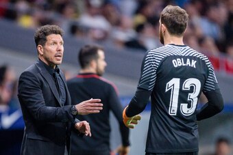 MADRID, SPAIN - APRIL 22: Coach Diego Simeone of Atletico de Madrid (L) gives instructions to Goalkeeper Jan Oblak of Atletico de Madrid (R) during the La Liga match between Atletico Madrid and Real Betis at Wanda Metropolitano on April 22, 2018 in Madrid