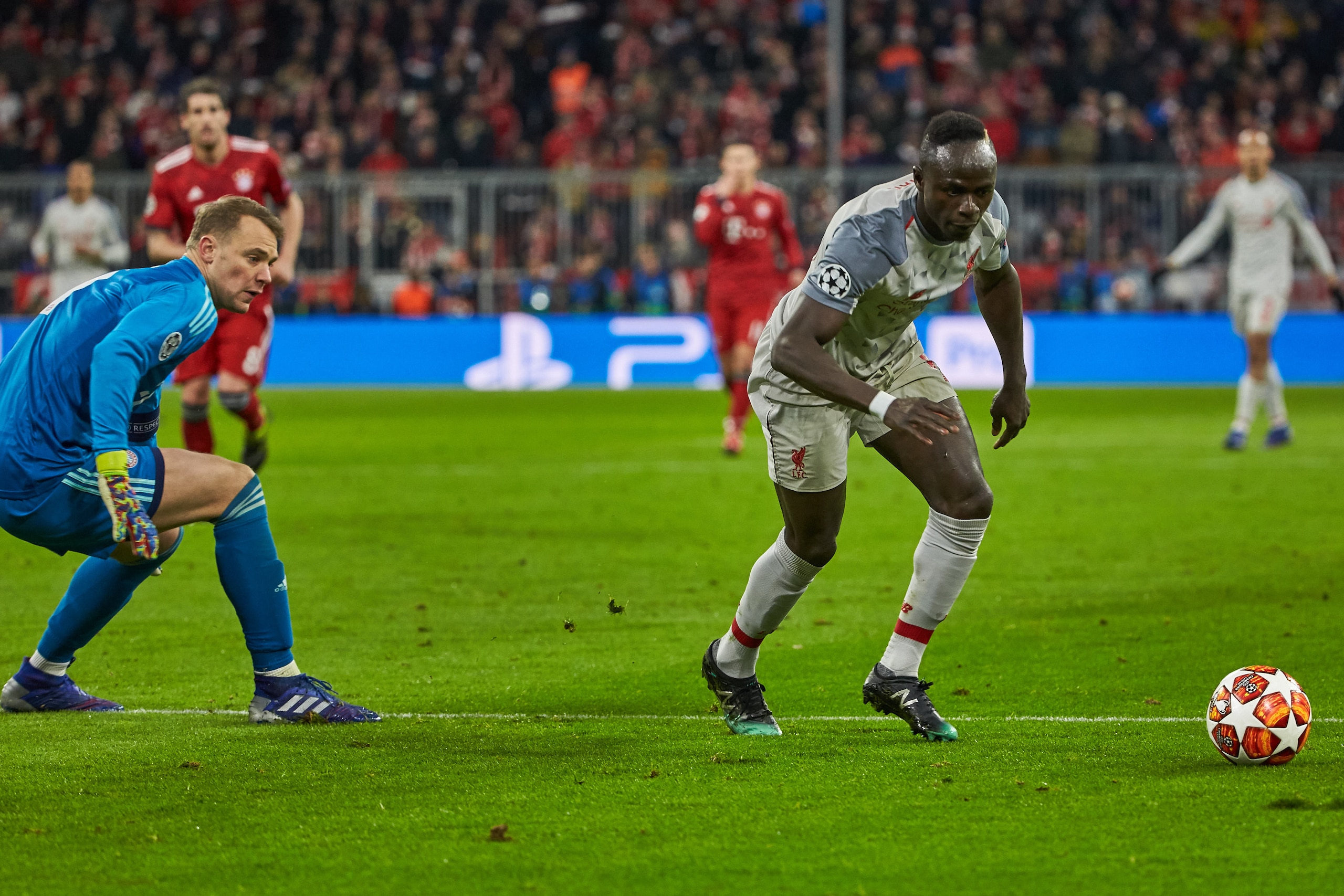 MUNICH, GERMANY - MARCH 13: goalkeeper Manuel Neuer of Bayern Muenchen and Sadio Mane of Liverpool battle for the ball during the UEFA Champions League Round of 16 Second Leg match between FC Bayern Muenchen and Liverpool at Allianz Arena on March 13, 201