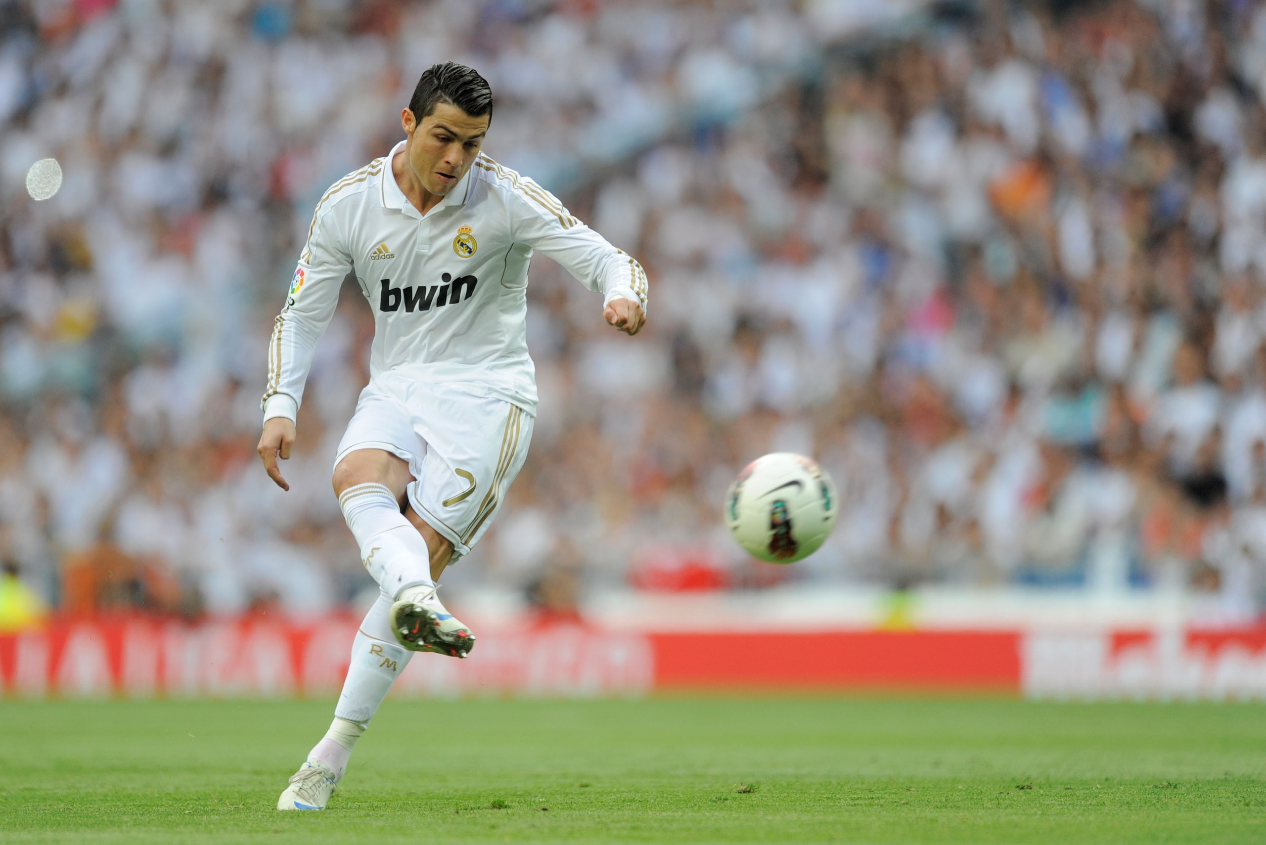 MADRID, SPAIN - MAY 13:  Cristiano Ronaldo of Real Madrid CF passes the ball during the La Liga match between Real Madrid CF and RCD Mallorca at Estadio Santiago Bernabeu on May 13, 2012 in Madrid, Spain.  (Photo by Denis Doyle/Getty Images)