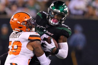 EAST RUTHERFORD, NEW JERSEY - SEPTEMBER 16: Le'Veon Bell #26 of the New York Jets makes a catch against Christian Kirksey #58 of the Cleveland Browns in the second quarter at MetLife Stadium on September 16, 2019 in East Rutherford, New Jersey. (Photo by 