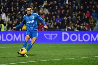 FERRARA, ITALY - FEBRUARY 22:  Cristiano Ronaldo (L) of Juventus shoots to score the first goal of his team during the Serie A match between SPAL and  Juventus at Stadio Paolo Mazza on February 22, 2020 in Ferrara, Italy.  (Photo by Pier Marco Tacca/Getty