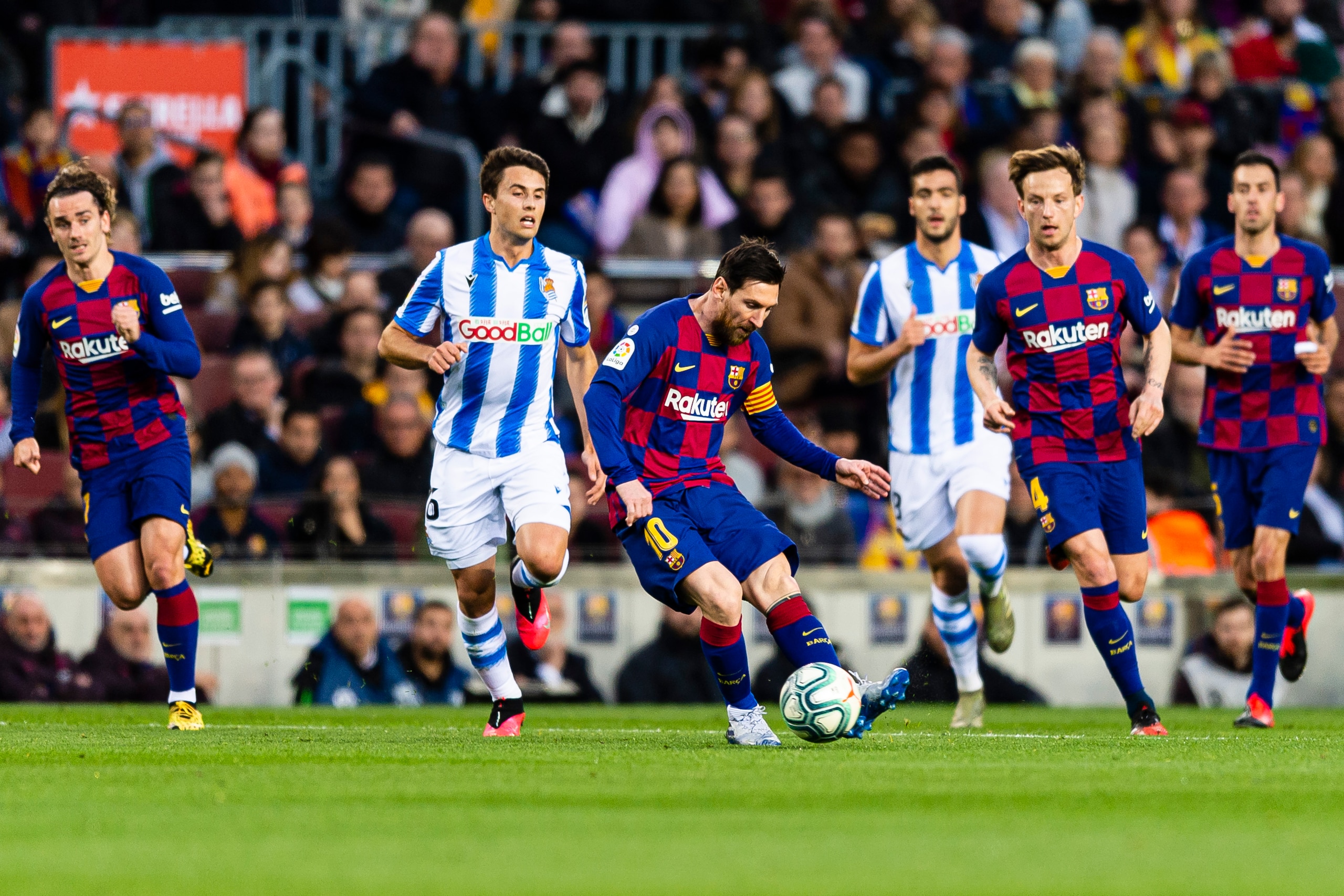BARCELONA, SPAIN - MARCH 07: Lionel Messi of FC Barcelona (C) passes the ball during the Liga match between FC Barcelona and Real Sociedad at Camp Nou on March 7, 2020 in Barcelona, Spain. (Photo by Eurasia Sport Images/Getty Images)