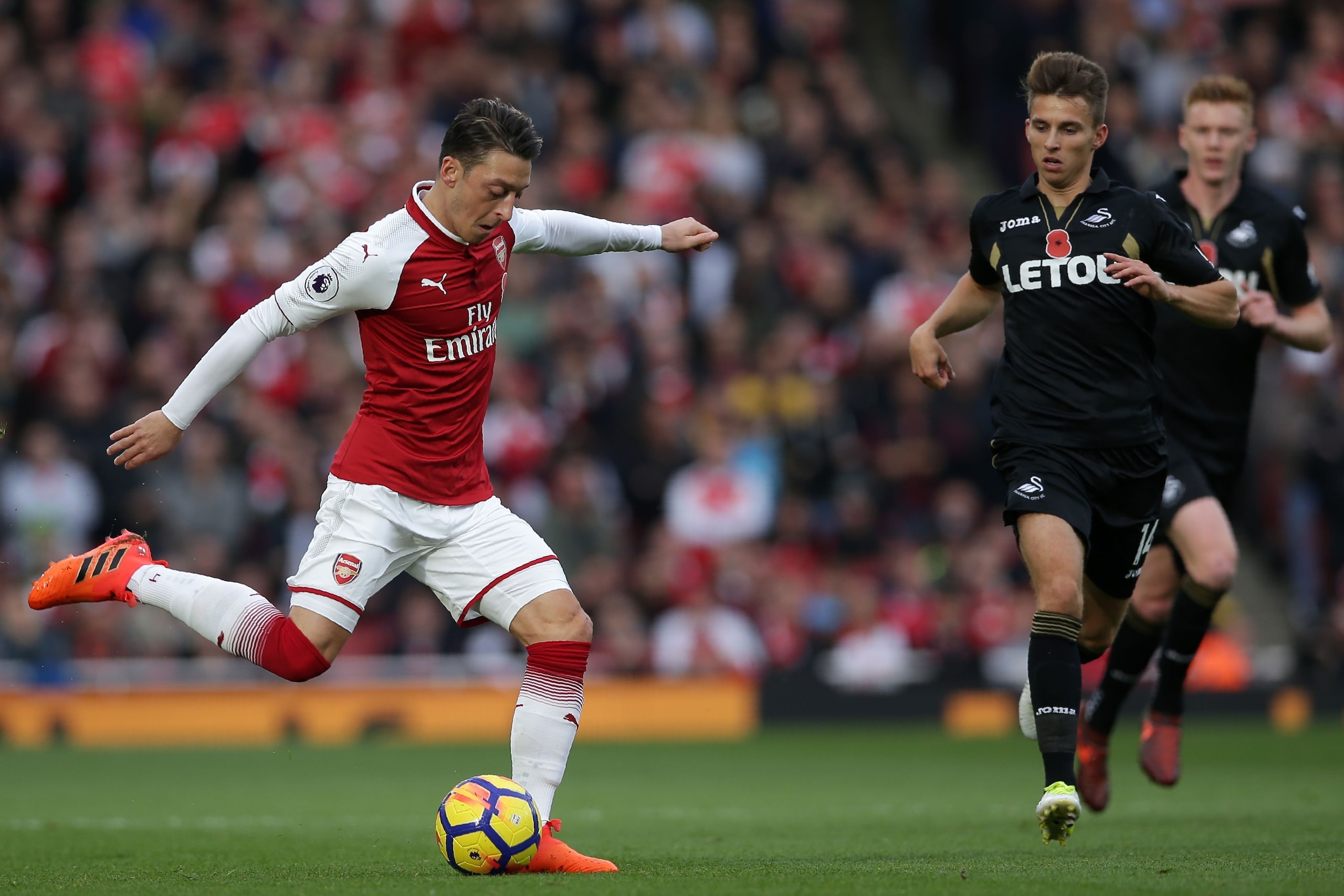 Arsenal's German midfielder Mesut Ozil looks to pass the ball during the English Premier League football match between Arsenal and Swansea City at the Emirates Stadium in London on October 28, 2017.  / AFP PHOTO / Daniel LEAL-OLIVAS / RESTRICTED TO EDITOR