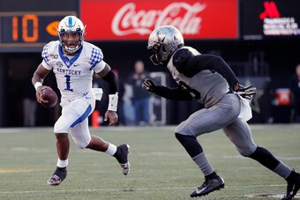 NASHVILLE, TENNESSEE - NOVEMBER 16: Lynn Bowden Jr. #1 of the Kentucky Wildcats rolls out of the pocke against the Vanderbilt Commodores at Vanderbilt Stadium on November 16, 2019 in Nashville, Tennessee. (Photo by Frederick Breedon/Getty Images)