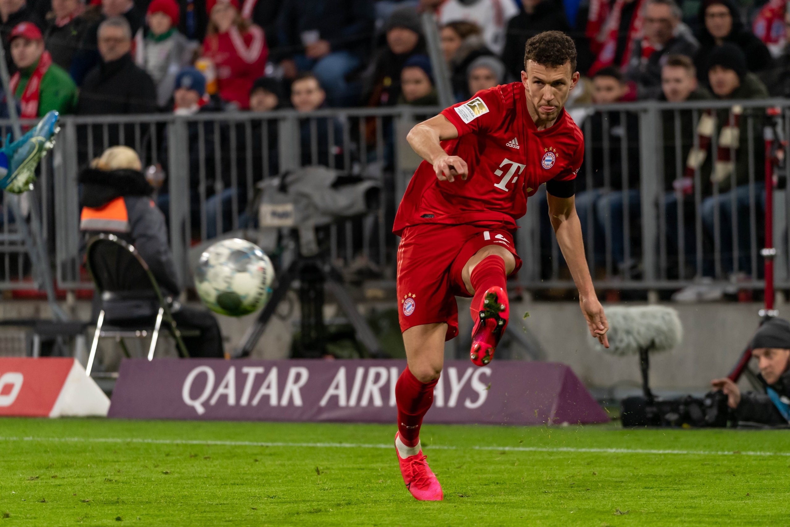 MUNICH, GERMANY - JANUARY 25: (BILD ZEITUNG OUT) Ivan Perisic of FC Bayern Muenchen controls the ball  during the Bundesliga match between FC Bayern Muenchen and FC Schalke 04 at Allianz Arena on January 25, 2020 in Munich, Germany. (Photo by TF-Images/Ge