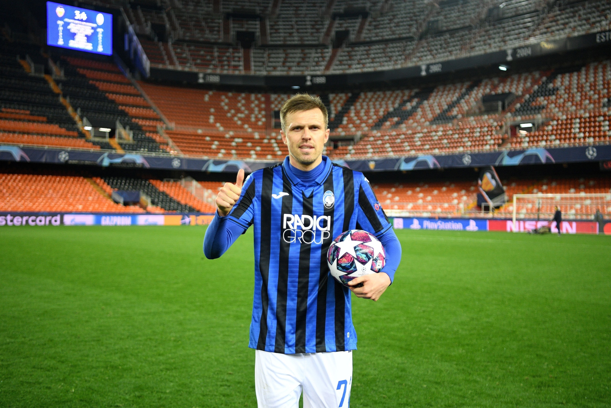 Atalanta's Slovenian midfielder Josip Ilicic celebrates after  the UEFA Champions League round of 16 second leg match between Valencia CF and Atalanta at Estadio Mestalla on March 10, 2020 in Valencia. (Photo by - / POOL UEFA / AFP) (Photo by -/POOL UEFA/