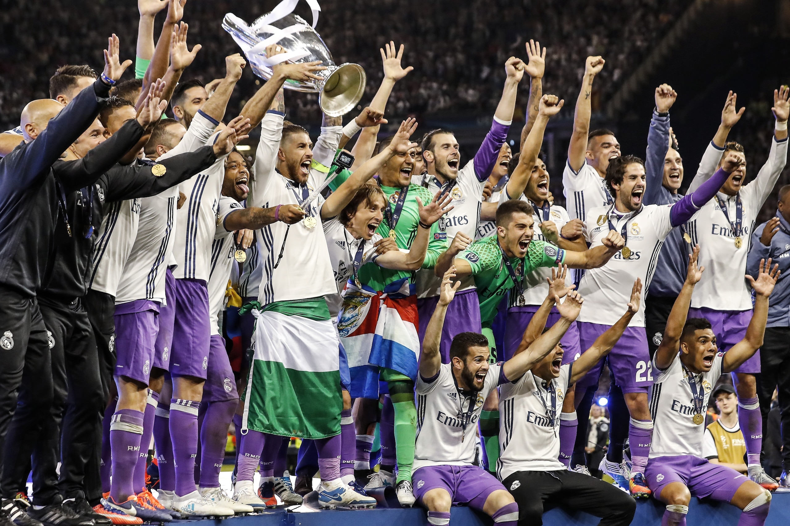 (L-R) Daniel Carvajal of Real Madrid, Raphael Varane of Real Madrid, Karim Benzema of Real Madrid, Marcelo of Real Madrid, Toni Kroos of Real Madrid, Sergio Ramos of Real Madrid, coach Zinedine Zidane of Real Madrid goalkeeper Keylor Navas of Real Madrid,