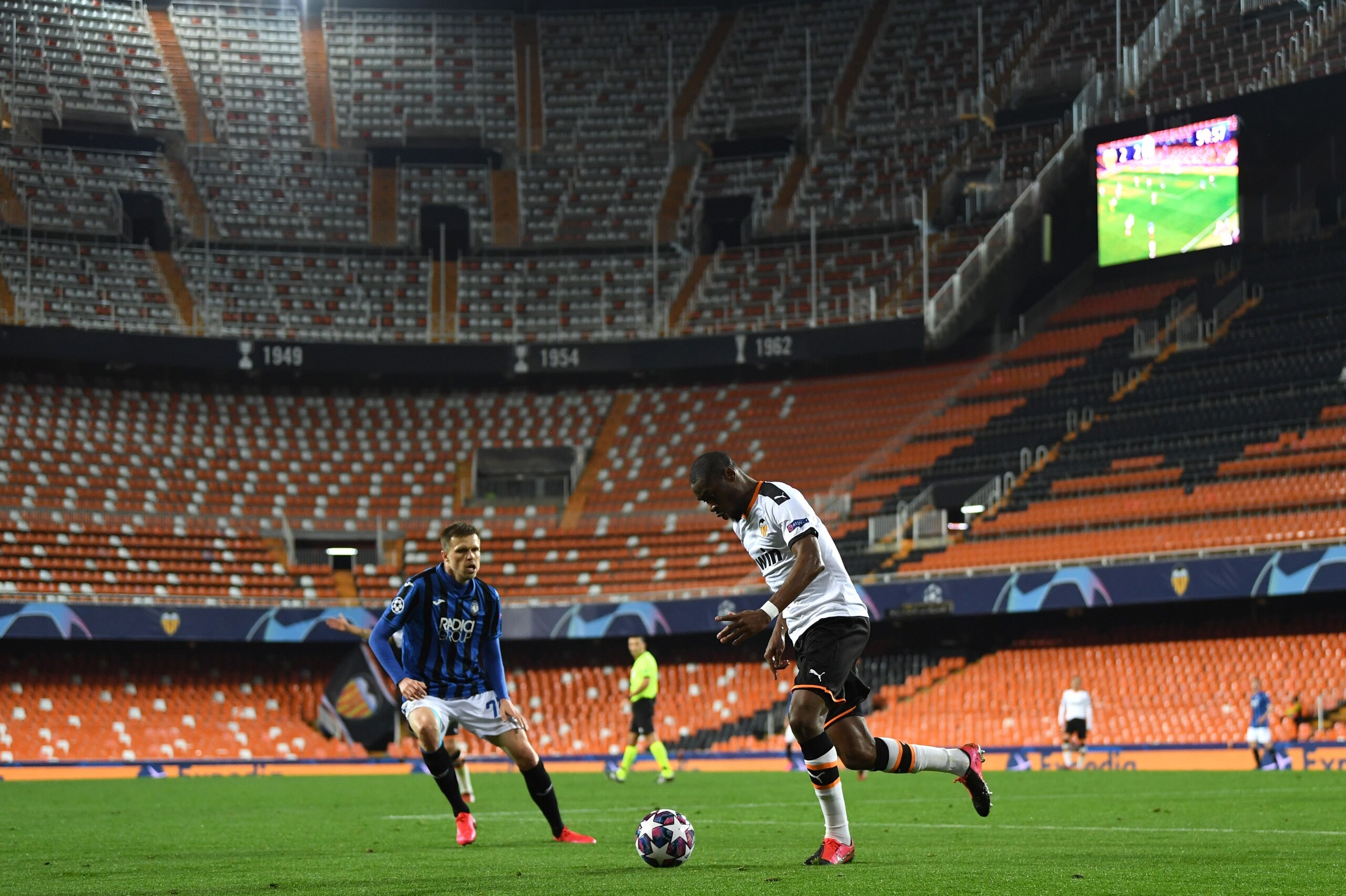 TOPSHOT - Atalanta's Slovenian midfielder Josip Ilicic (L) challenges Valencia's Central African Republic-French midfielder Geoffrey Kondogbia during the UEFA Champions League round of 16 second leg match between Valencia CF and Atalanta at Estadio Mest TOPSHOT - Atalanta's Slovenian midfielder Josip Ilicic (L) challenges Valencia's Central African Republic-French midfielder Geoffrey Kondogbia during the UEFA Champions League round of 16 second leg match between Valencia CF and Atalanta at Estadio Mest