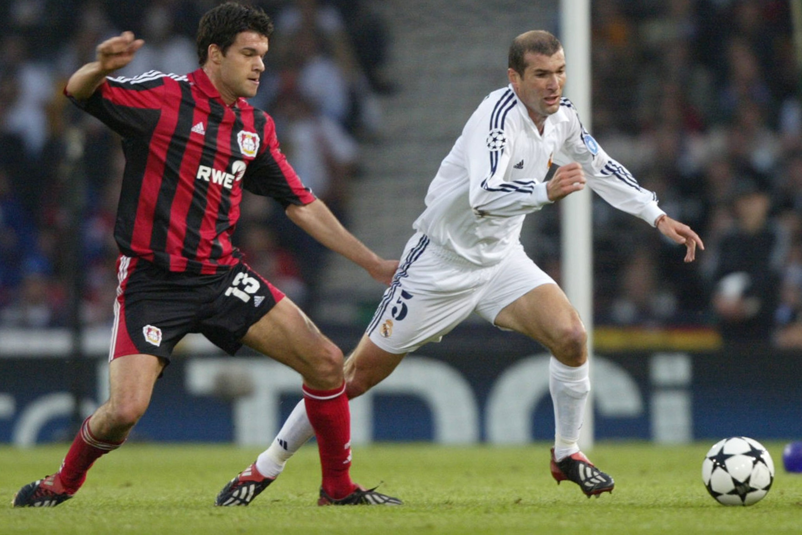 Real Madrid's Zinedine Zidane (R) escapes with the ball infront of Bayern Leverkusen Michael Ballack during the Champions League final opposing Real Madrid to Bayern Leverkusen, 15 May 2002 in Glasgow.   AFP PHOTO DAMIEN MEYER (Photo by Damien MEYER / AFP
