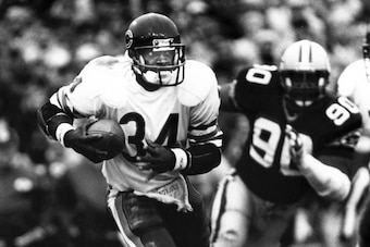 Chicago Bears Hall of Fame running back Walter Payton on a carry in a 16-10 win over the Green Bay Packers on November 3, 1985 at Lambeau Field in Green Bay, Wisconsin. (Photo by Vic Milton/Getty Images)