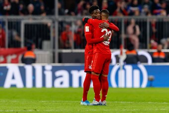 MUNICH, GERMANY - FEBRUARY 21: (BILD ZEITUNG OUT) Alphonso Davies of FC Bayern Muenchen and Serge Gnabry of FC Bayern Muenchen final jubilee after the Bundesliga match between FC Bayern Muenchen and SC Paderborn 07 at Allianz Arena on February 22, 2020 in