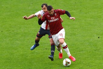 MILAN, ITALY - MARCH 08:  Theo Hernandez (R) of AC Milan competes for the ball with Goran Pandev (back) of Genoa CFC during the Serie A match between AC Milan and Genoa CFC at Stadio Giuseppe Meazza on March 8, 2020 in Milan, Italy.  (Photo by Marco Luzza