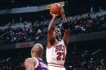 CHICAGO, IL - DECEMBER 16: Michael Jordan #23 of the Chicago Bulls shoots the ball against the Los Angeles Lakers on December 16, 1995 at the United Center in Chicago, Illinois. NOTE TO USER: User expressly acknowledges and agrees that, by downloading and