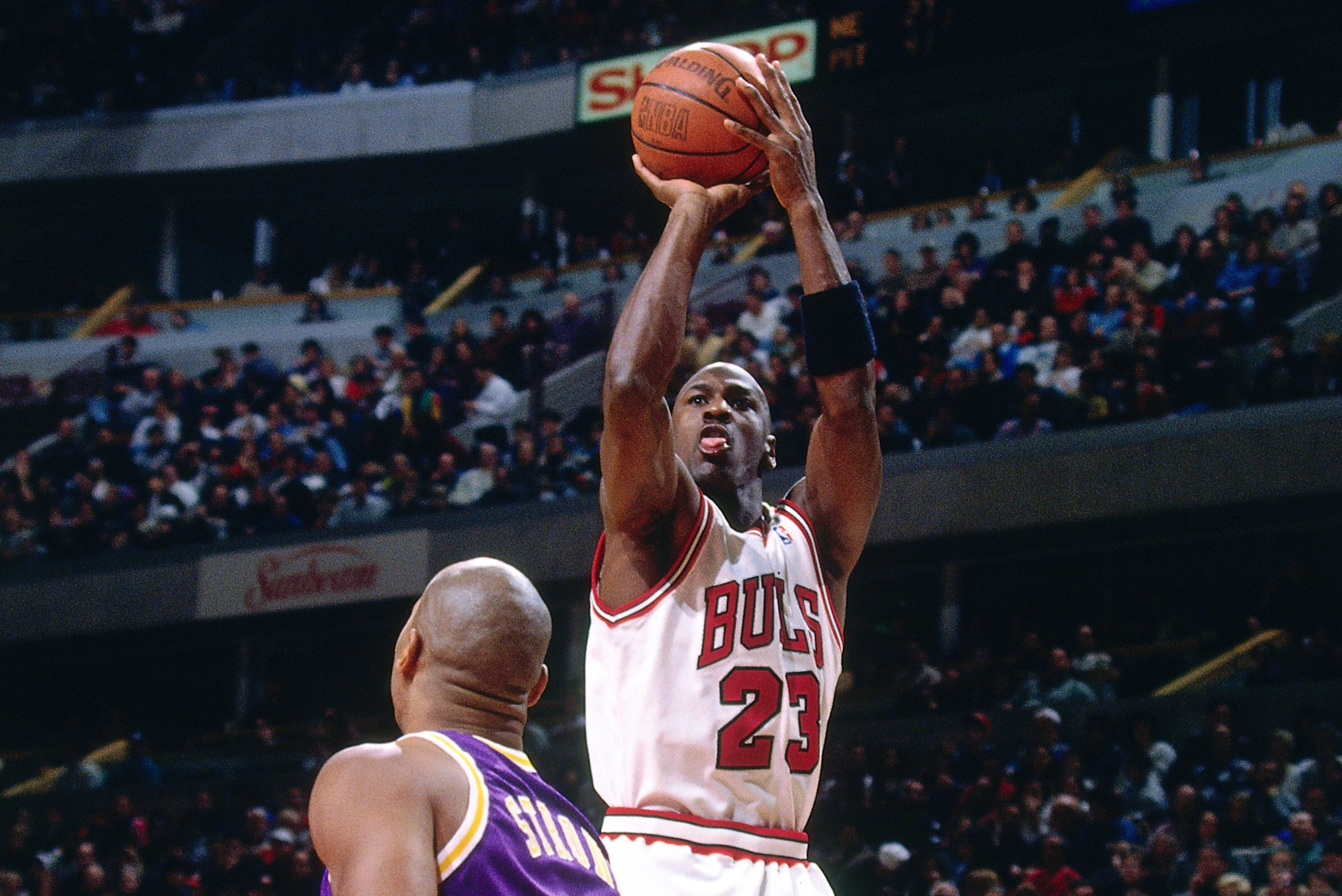CHICAGO, IL - DECEMBER 16: Michael Jordan #23 of the Chicago Bulls shoots the ball against the Los Angeles Lakers on December 16, 1995 at the United Center in Chicago, Illinois. NOTE TO USER: User expressly acknowledges and agrees that, by downloading and CHICAGO, IL - DECEMBER 16: Michael Jordan #23 of the Chicago Bulls shoots the ball against the Los Angeles Lakers on December 16, 1995 at the United Center in Chicago, Illinois. NOTE TO USER: User expressly acknowledges and agrees that, by downloading and